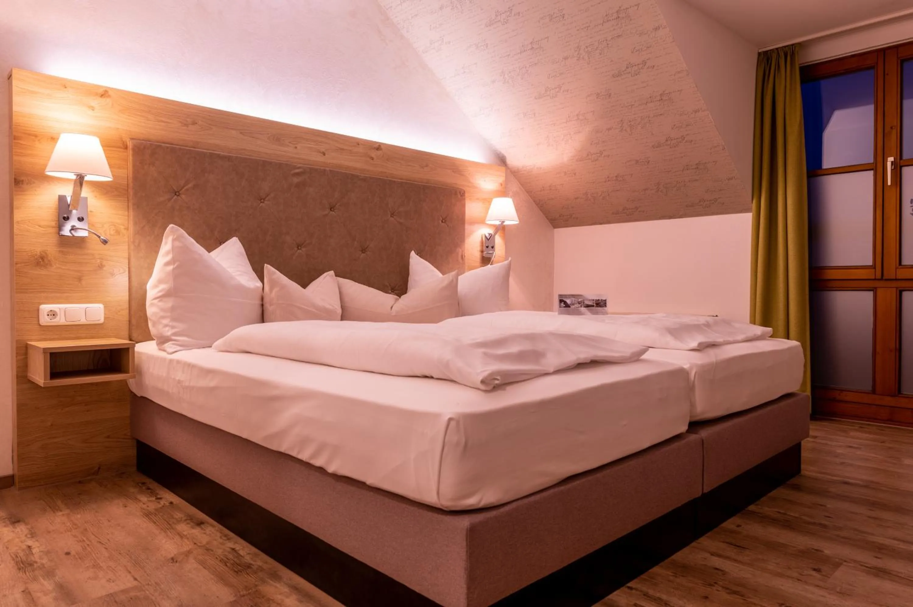 Bed in Zur Post Kümmersbruck Hotel & Tiny Houses