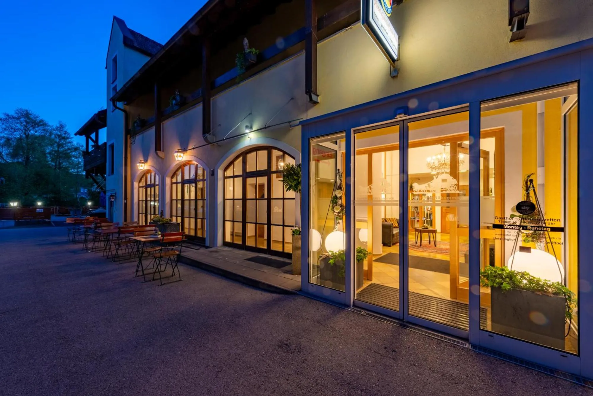 Facade/entrance in Zur Post Kümmersbruck Hotel & Tiny Houses