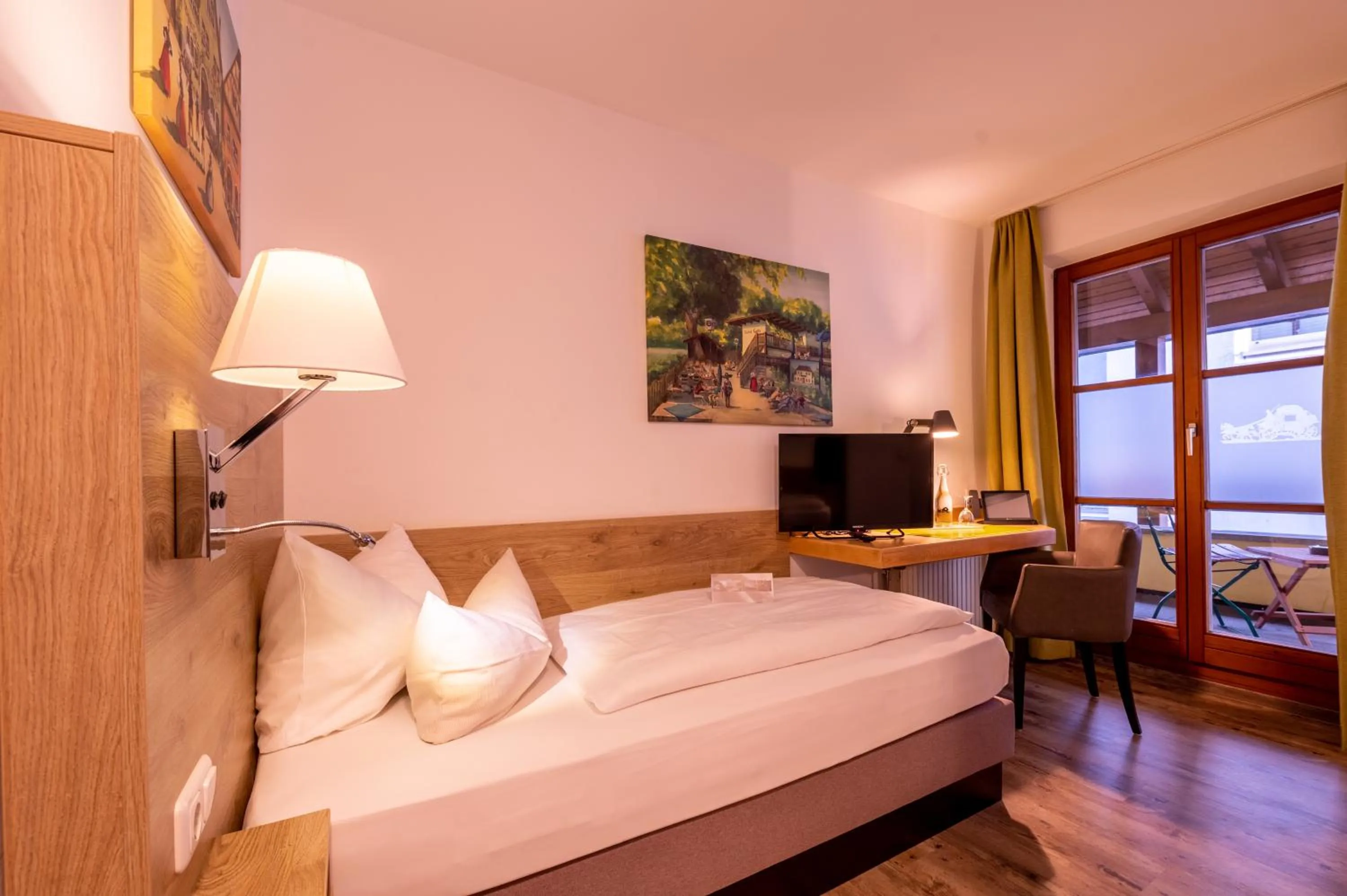 Bed in Zur Post Kümmersbruck Hotel & Tiny Houses