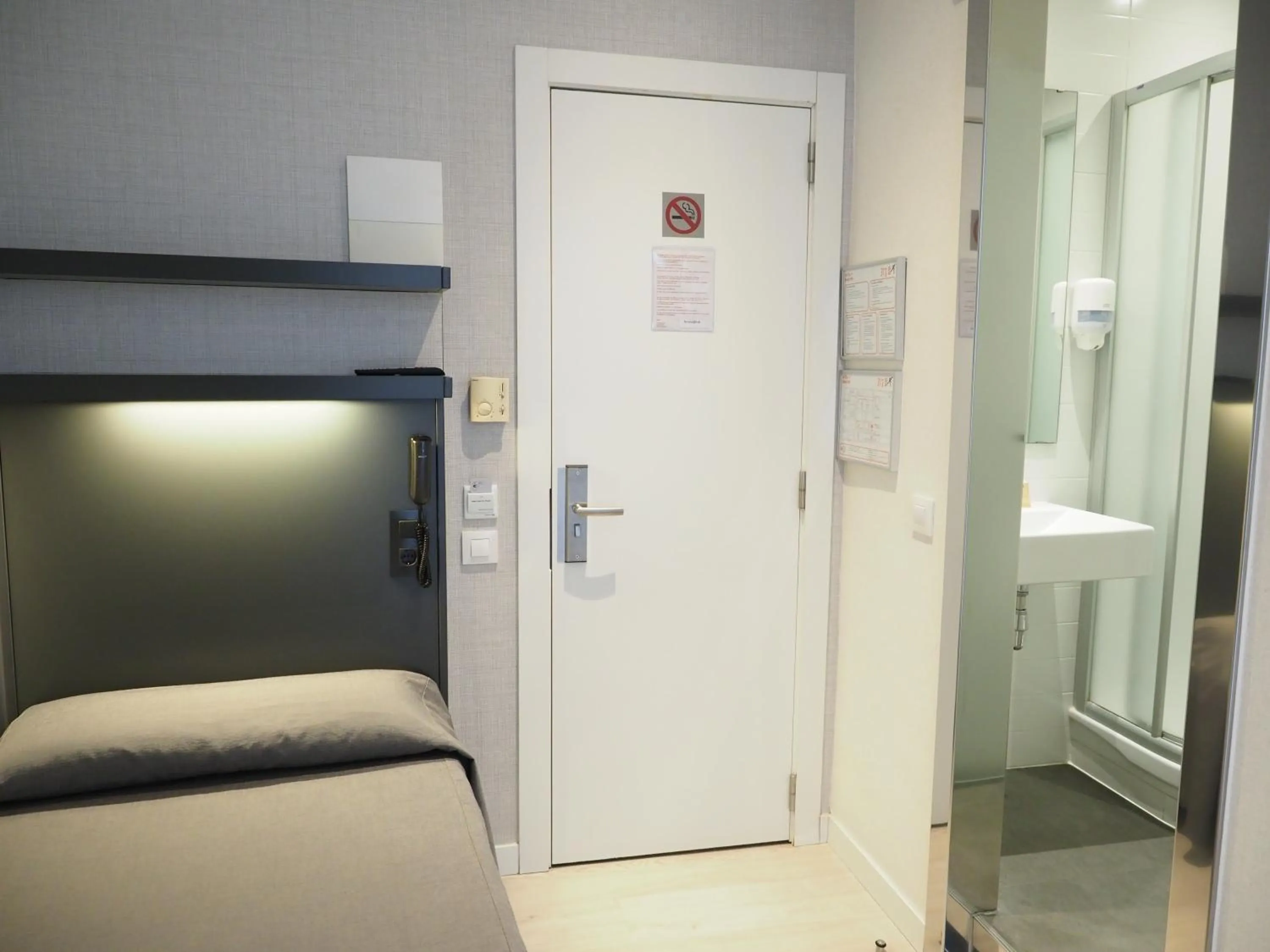 Photo of the whole room in Hostal Benidorm