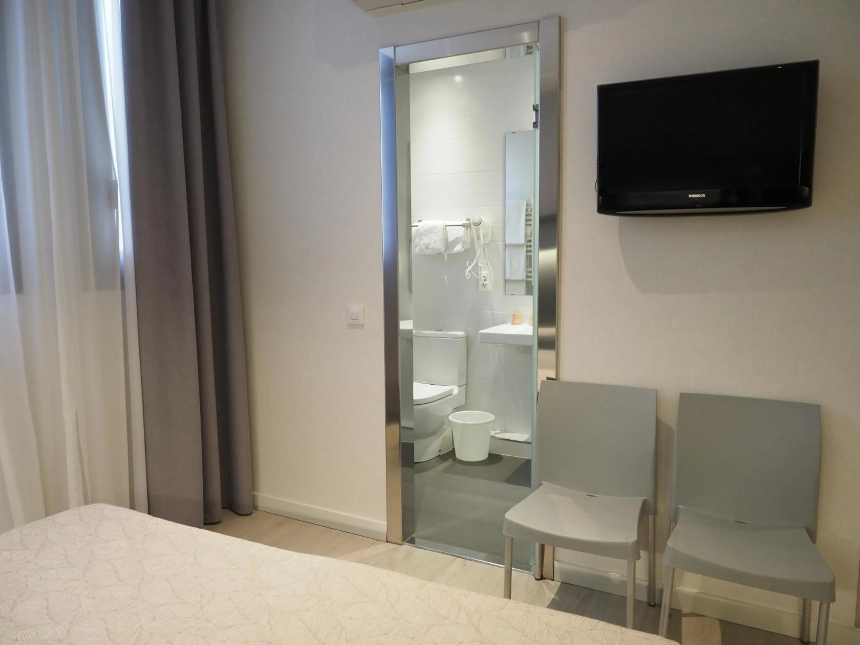 TV and multimedia, Bed in Hostal Benidorm