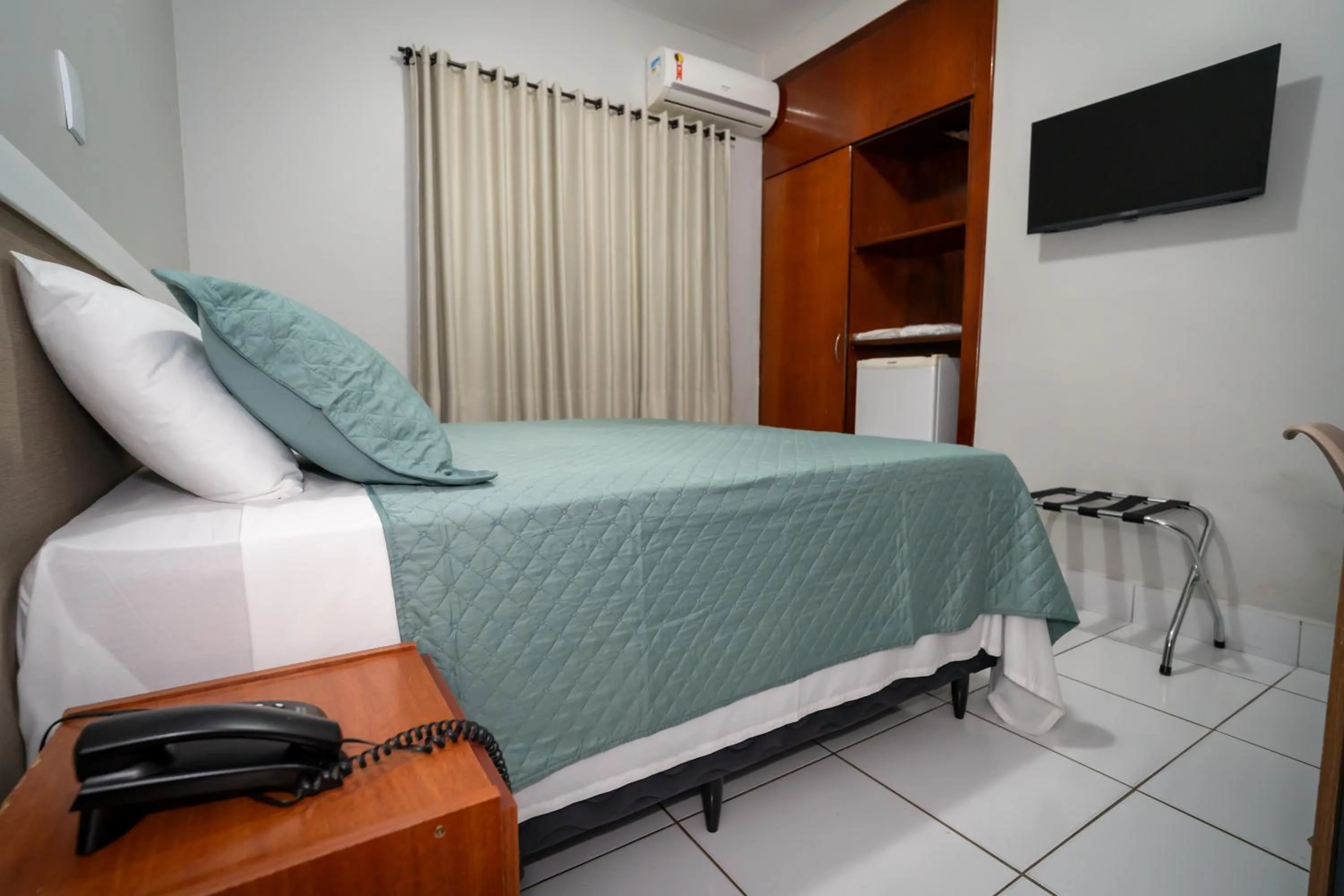 Communal lounge/ TV room, Bed in Bandeirantes Hotel