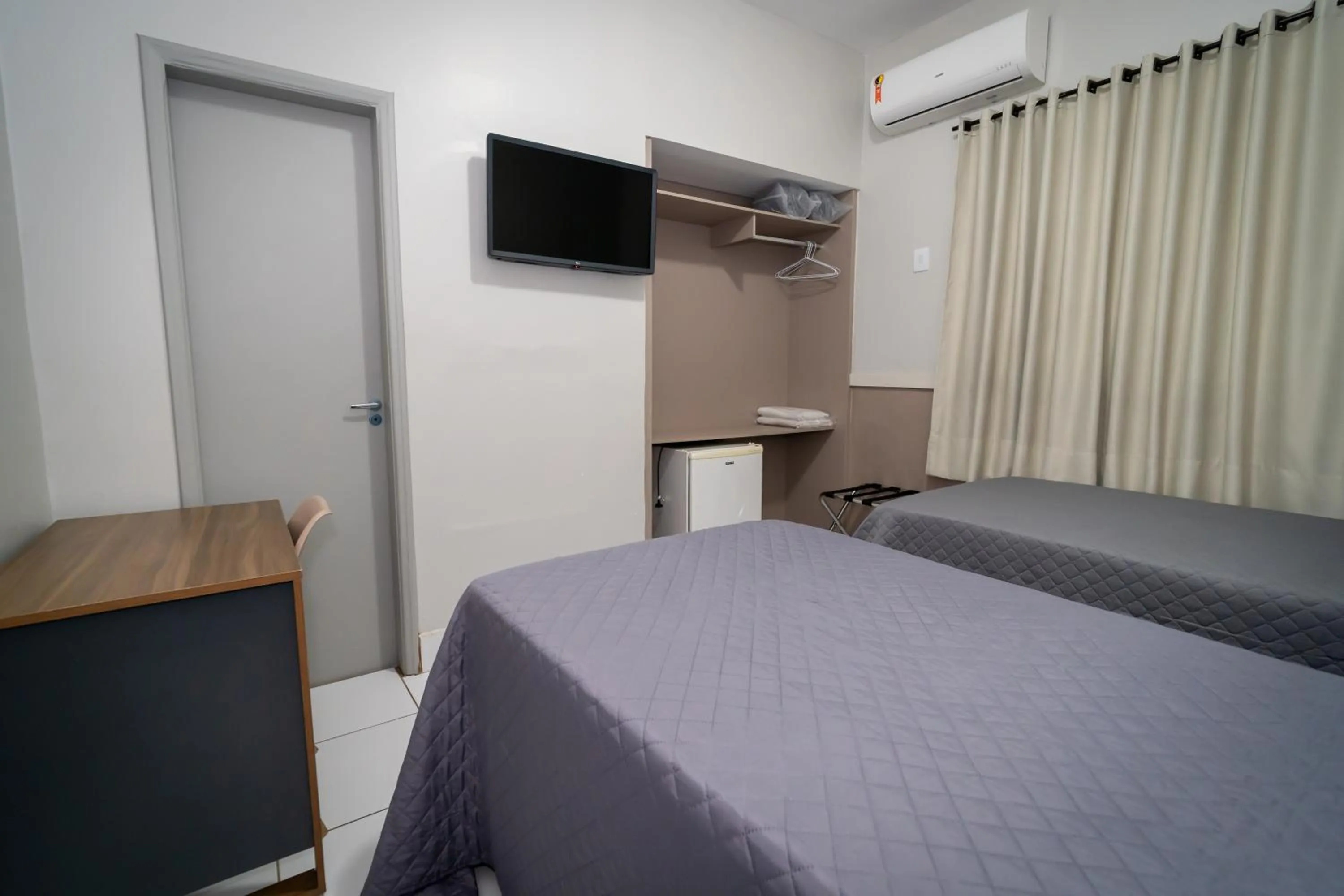 Communal lounge/ TV room, Bed in Bandeirantes Hotel