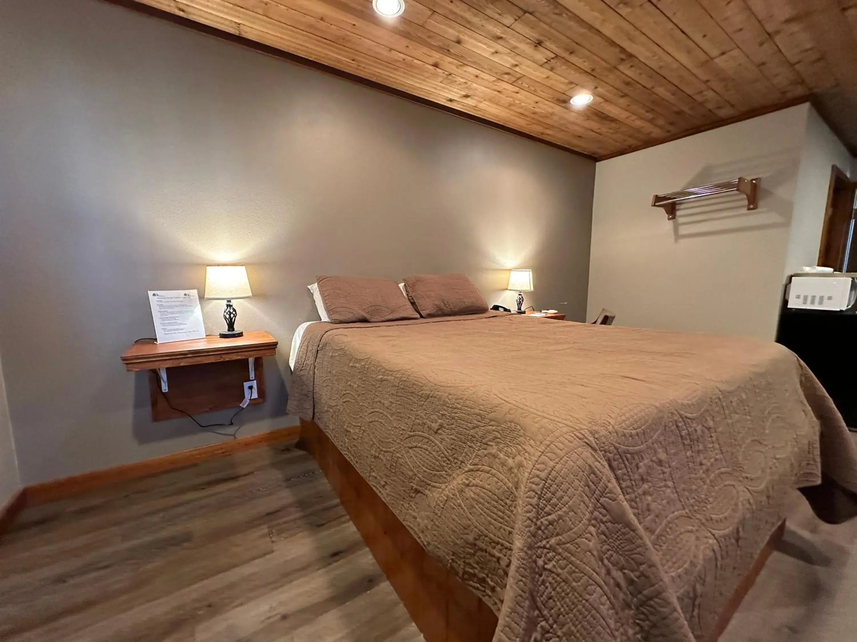 Deluxe Double Room (2 Adults + 1 Child) in Timber Lodge Inn Deluxe Double Room (2 Adults + 1 Child) in Timber Lodge Inn