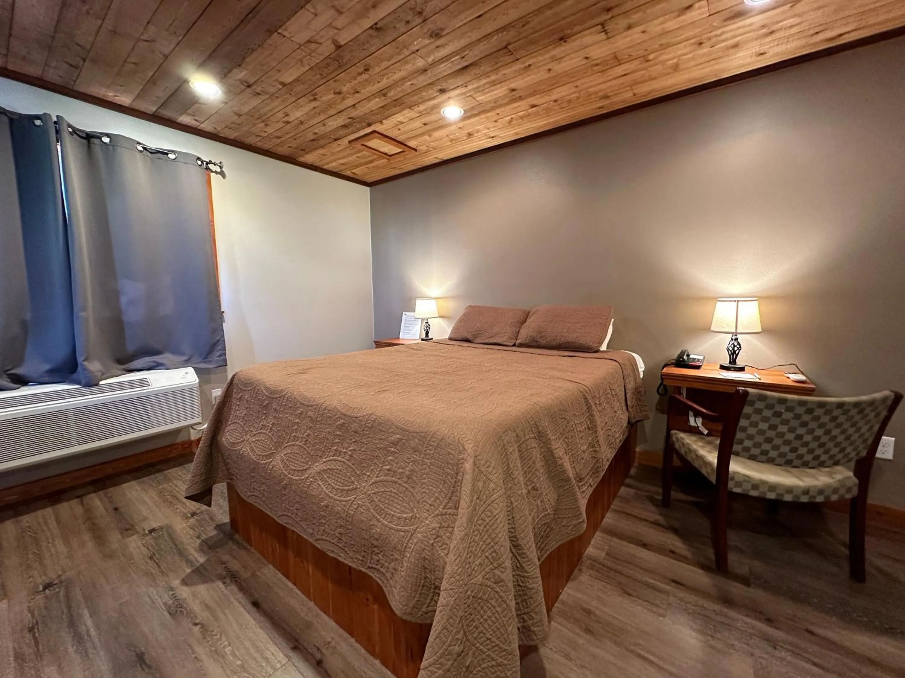 Bed in Timber Lodge Inn