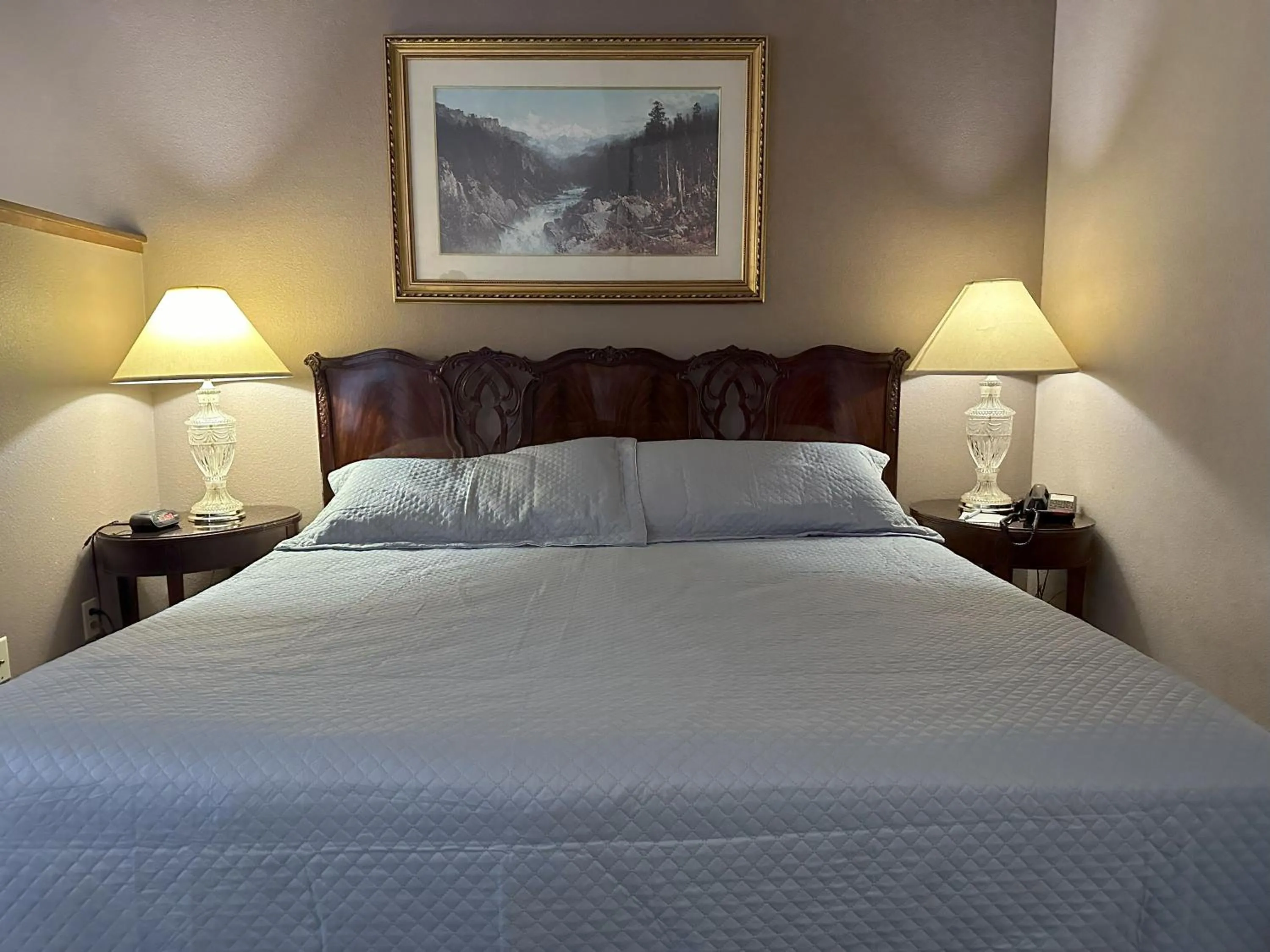 Bed in Timber Lodge Inn
