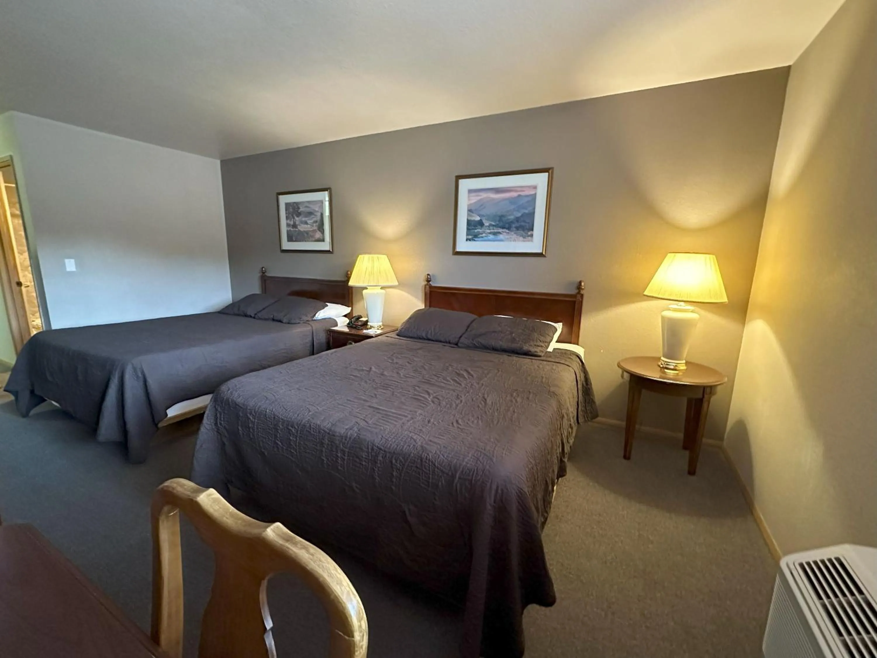 Bed in Timber Lodge Inn