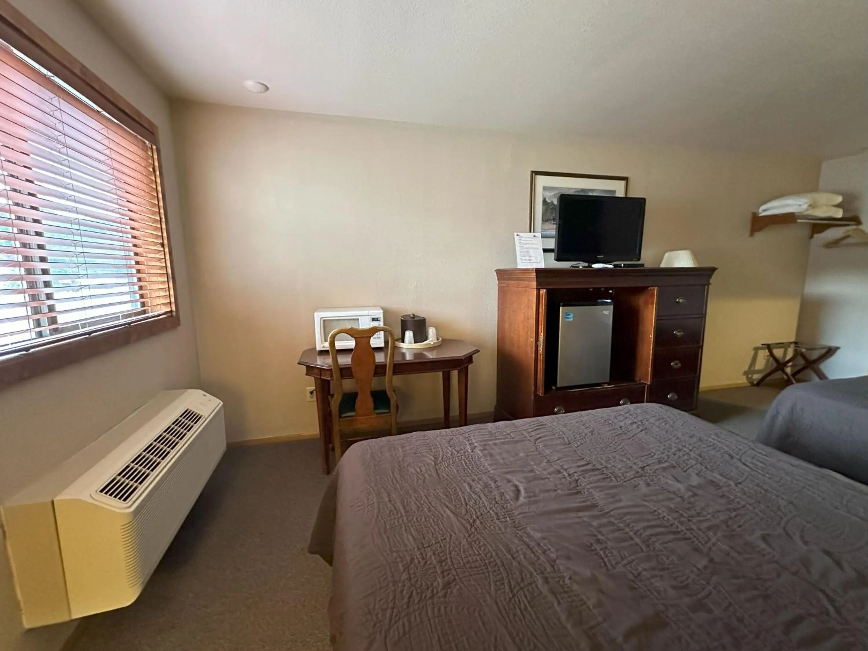 Bed in Timber Lodge Inn