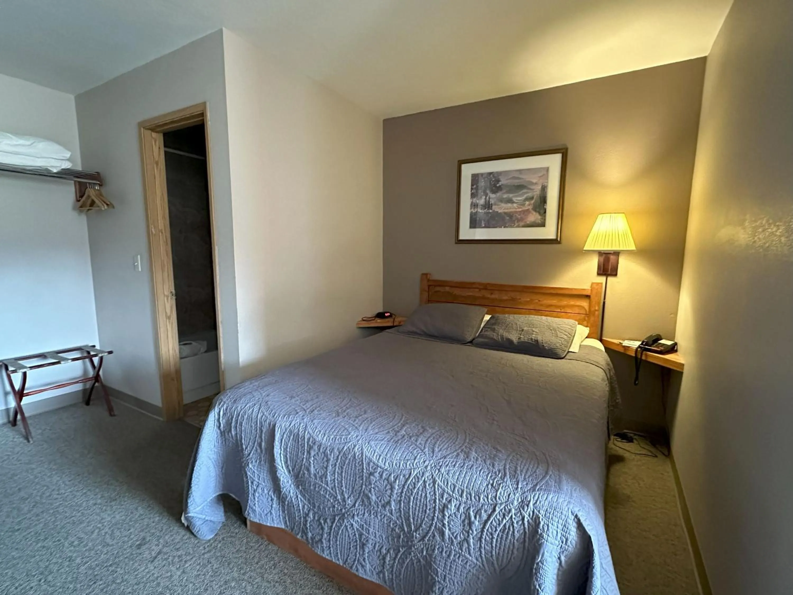 Bed in Timber Lodge Inn