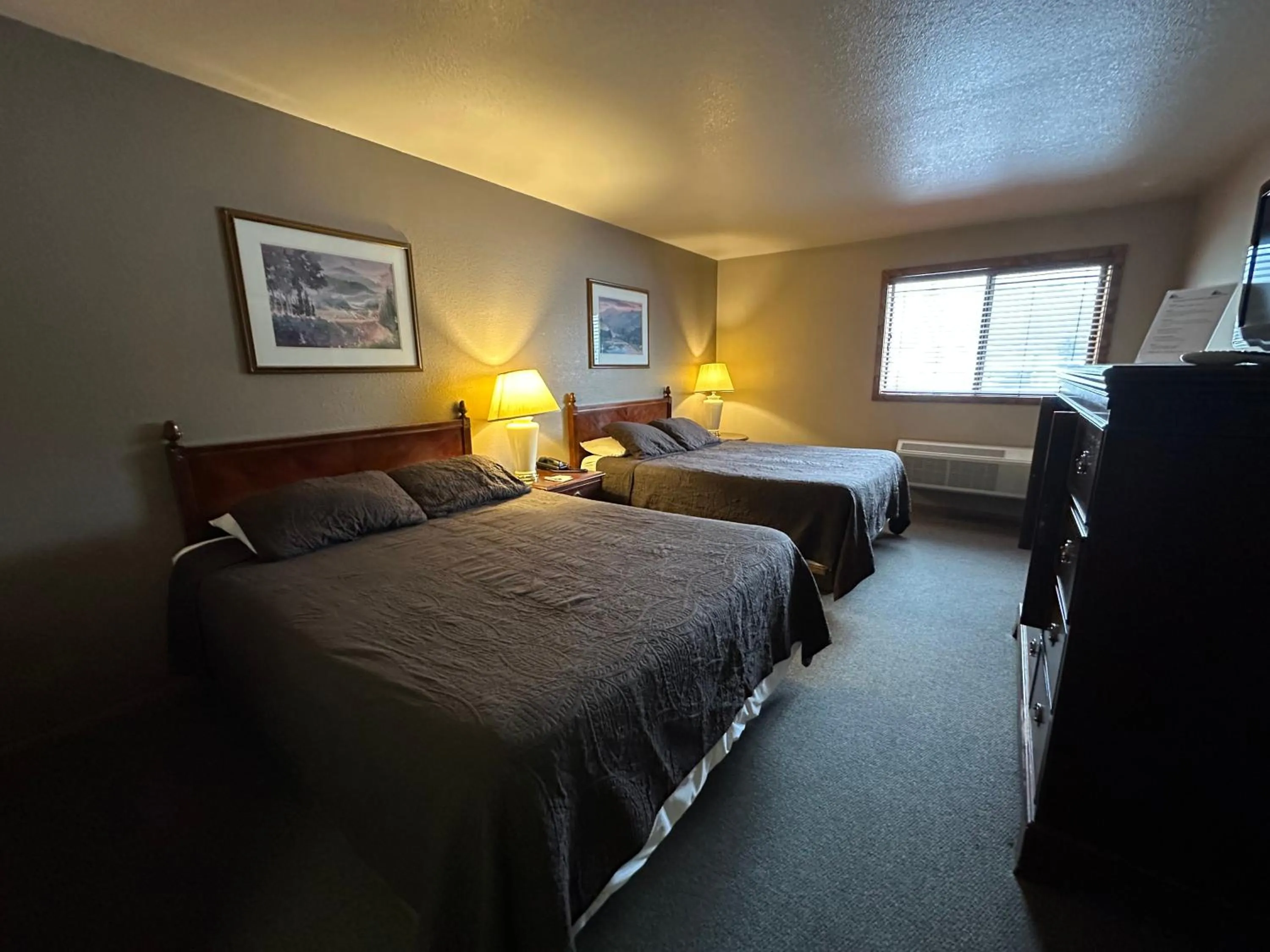 Bed in Timber Lodge Inn