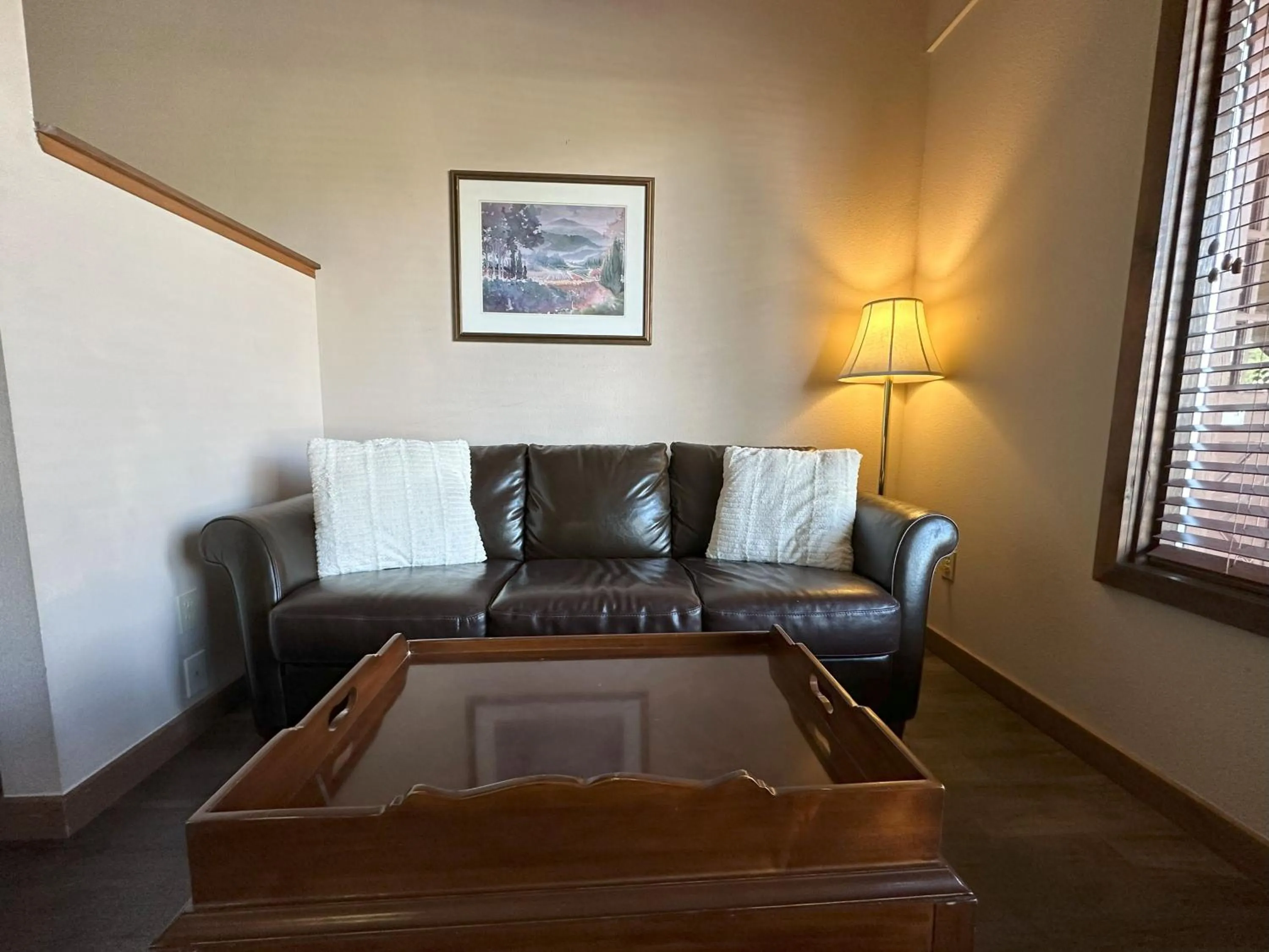 Living room in Timber Lodge Inn