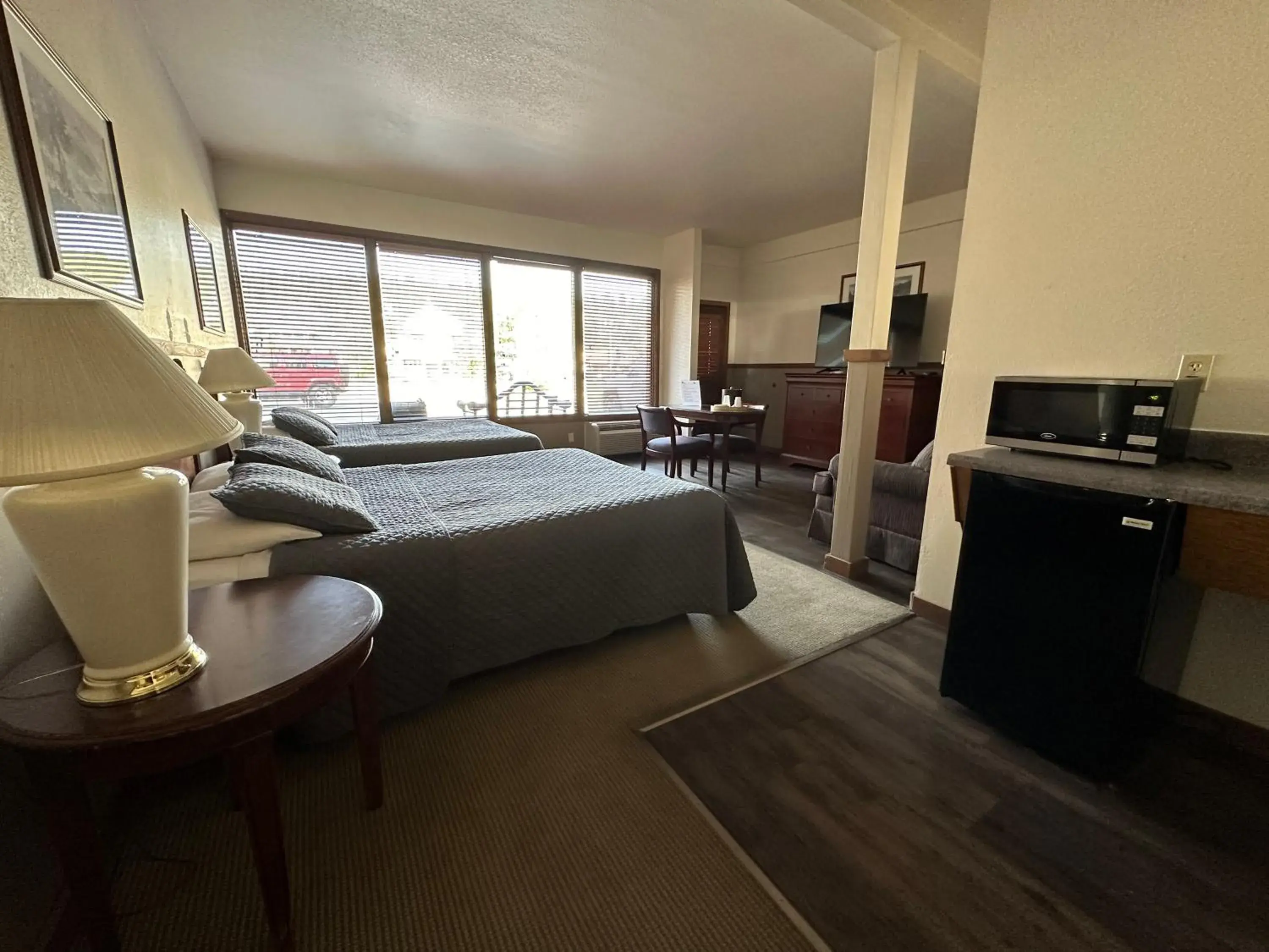 Queen Suite in Timber Lodge Inn Queen Suite in Timber Lodge Inn