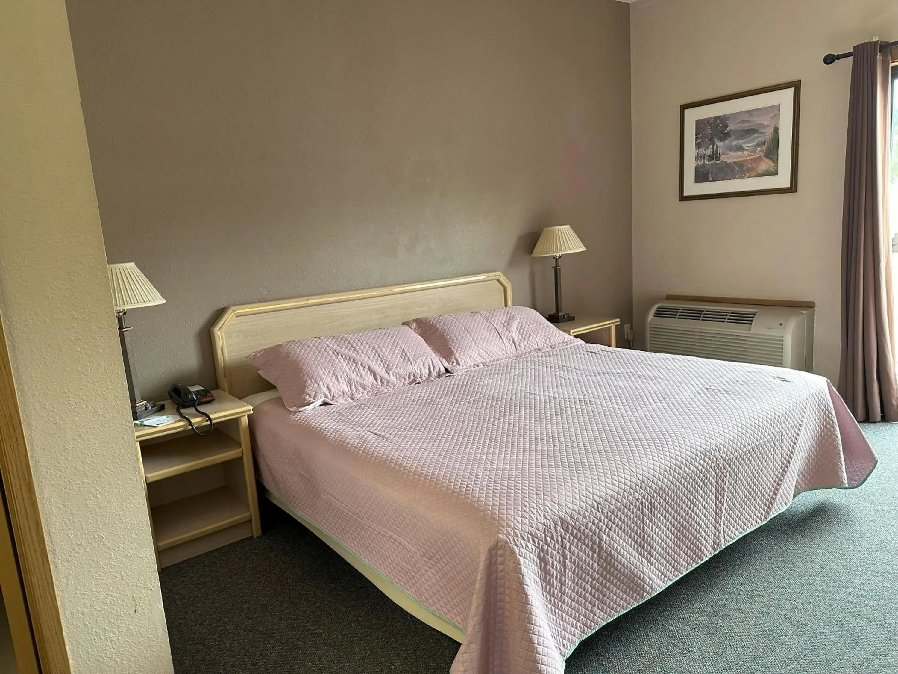 King Room in Timber Lodge Inn King Room in Timber Lodge Inn