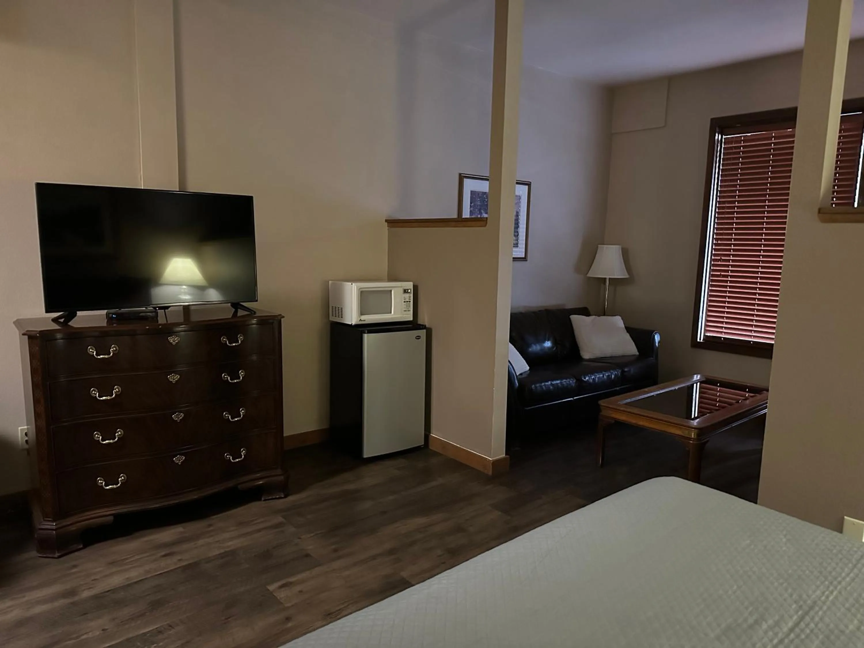 TV and multimedia in Timber Lodge Inn