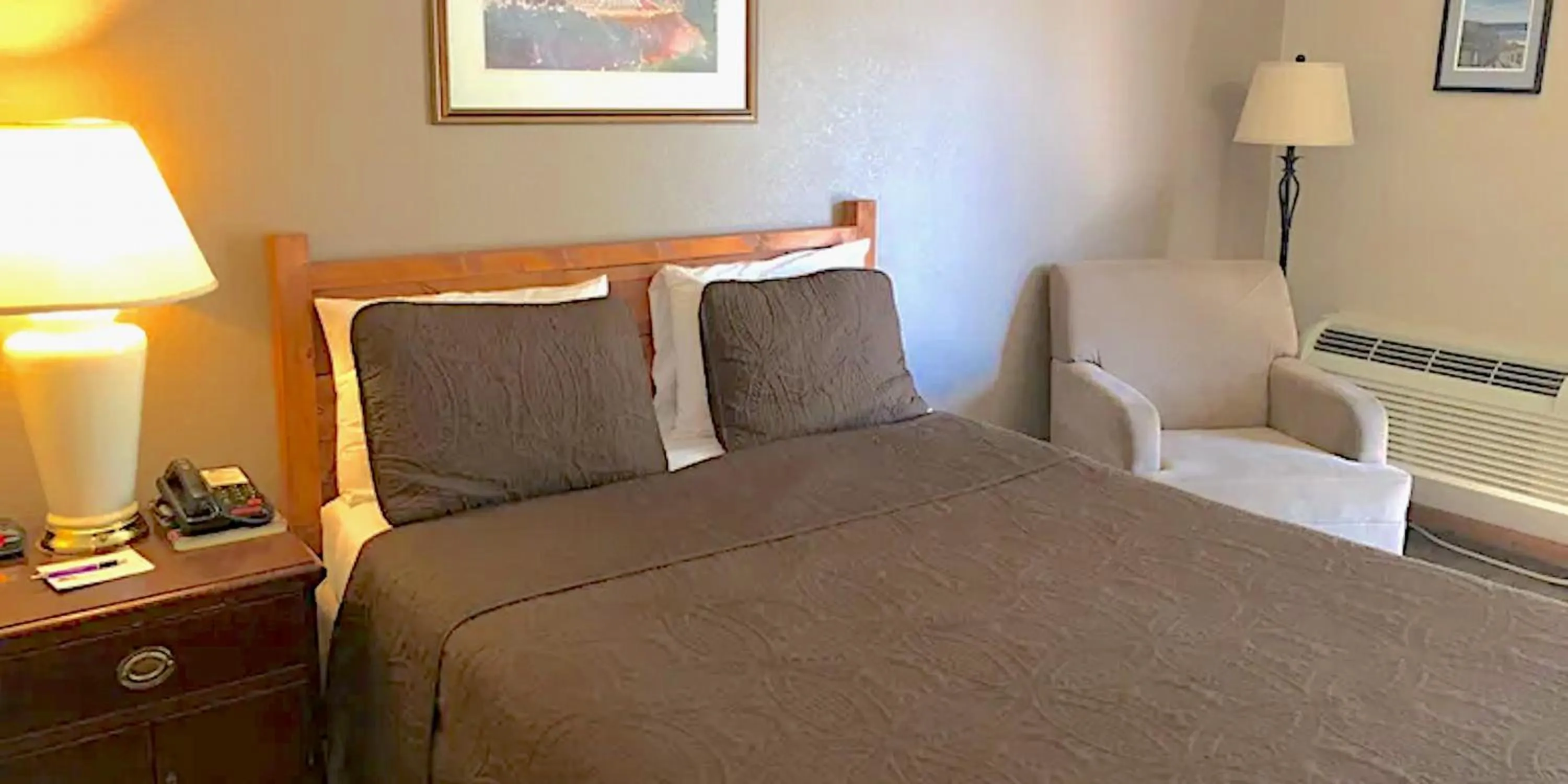 Bed in Timber Lodge Inn