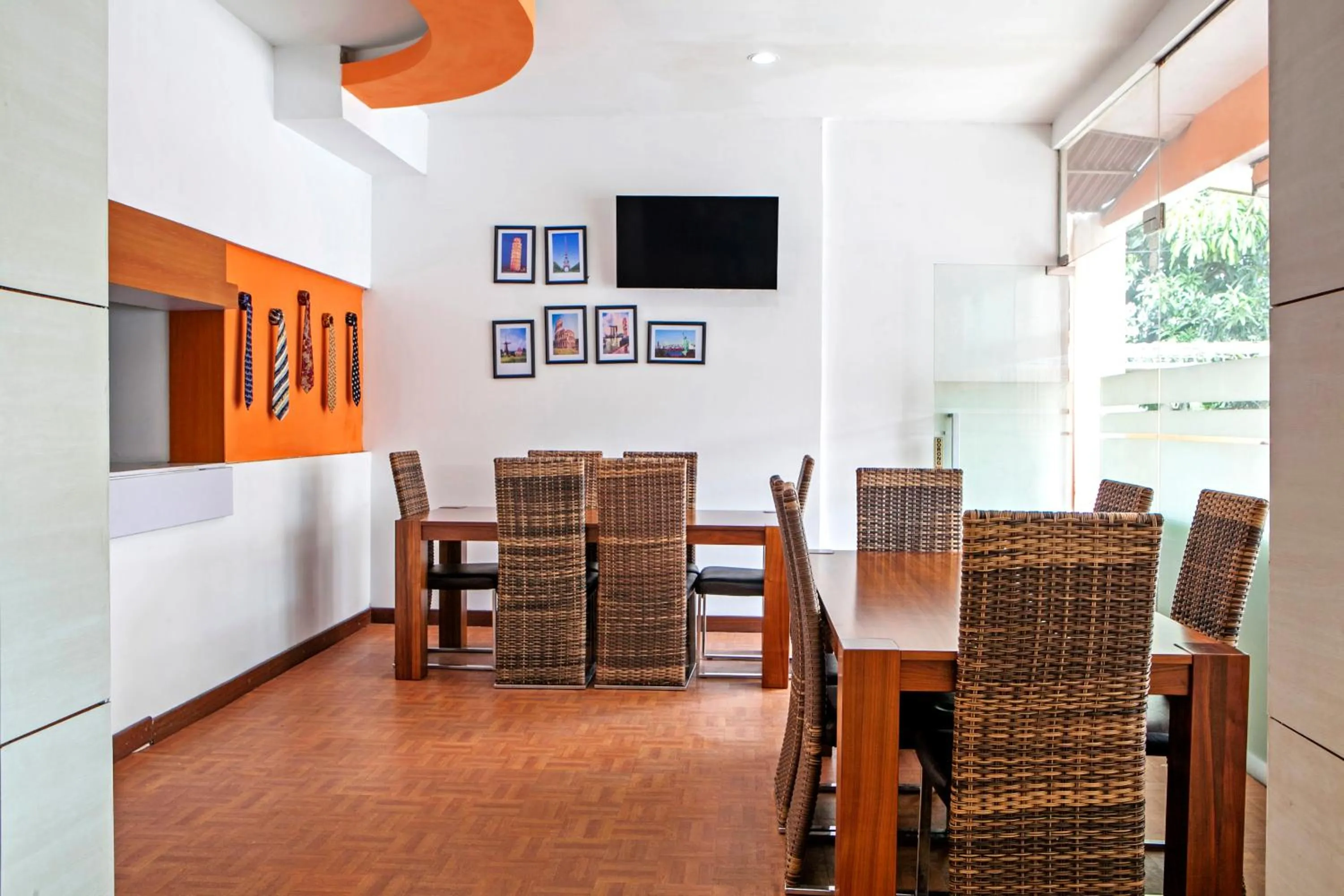 Restaurant/places to eat in RedDoorz Syariah near BTC Fashion Mall