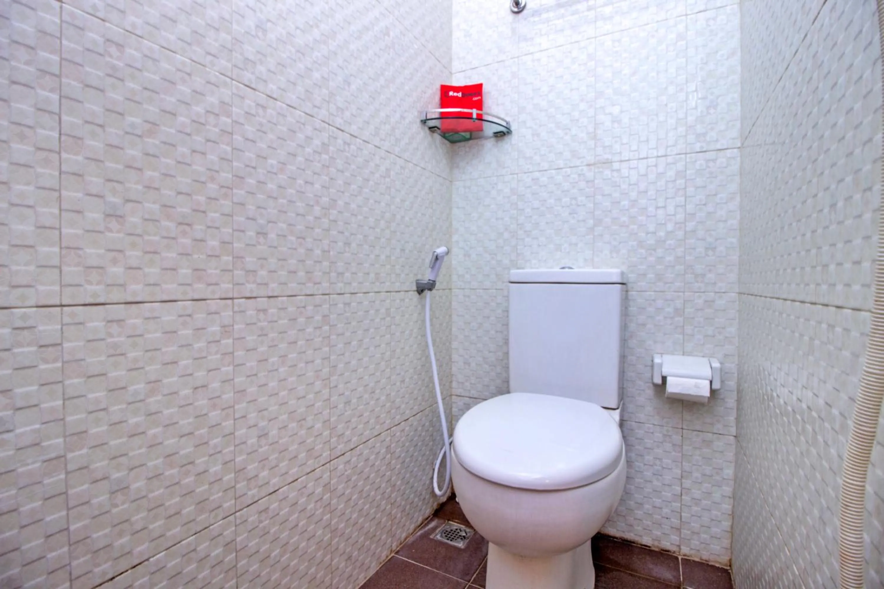 Bathroom in RedDoorz Syariah near BTC Fashion Mall