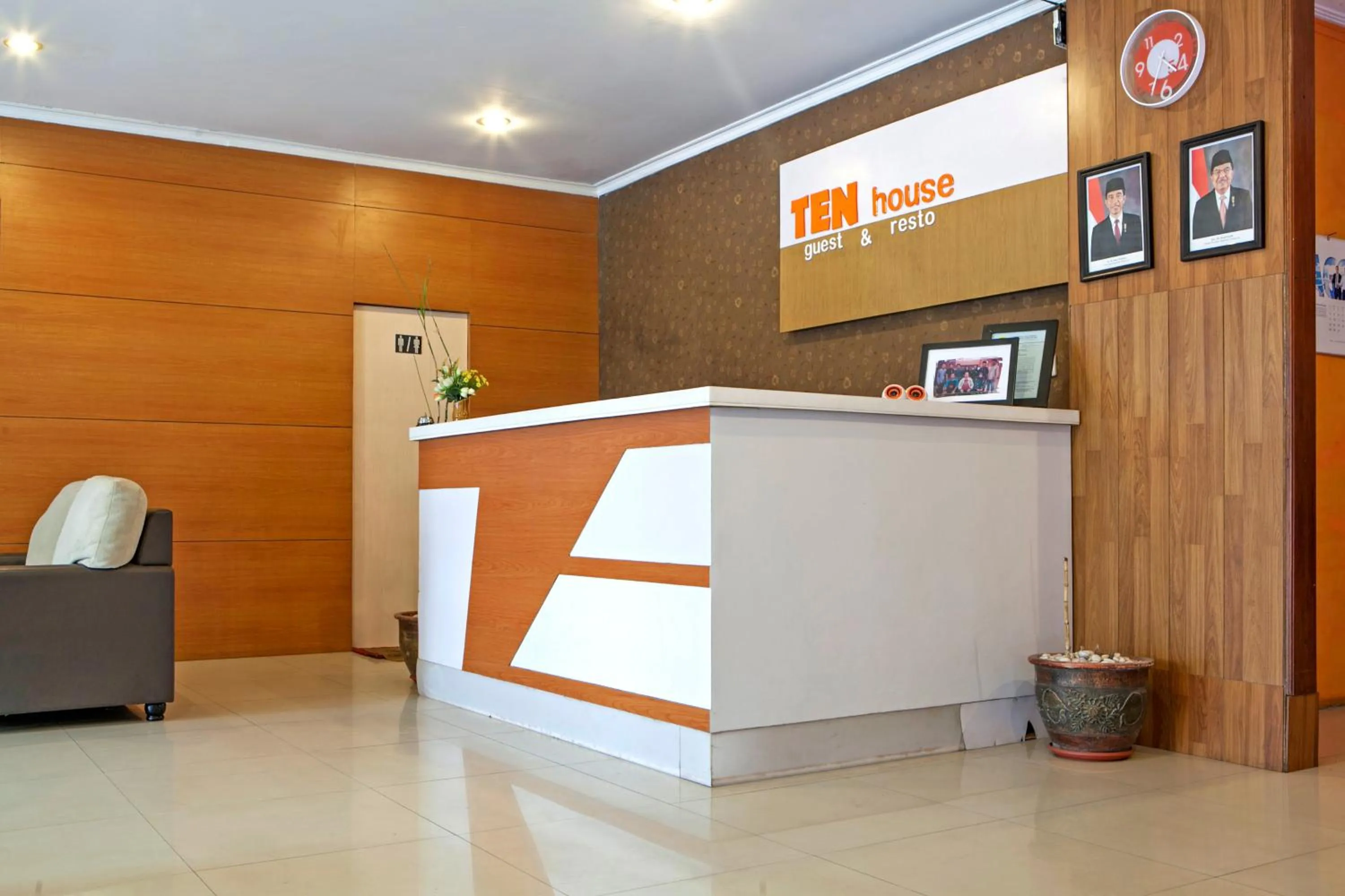 Lobby or reception in RedDoorz Syariah near BTC Fashion Mall