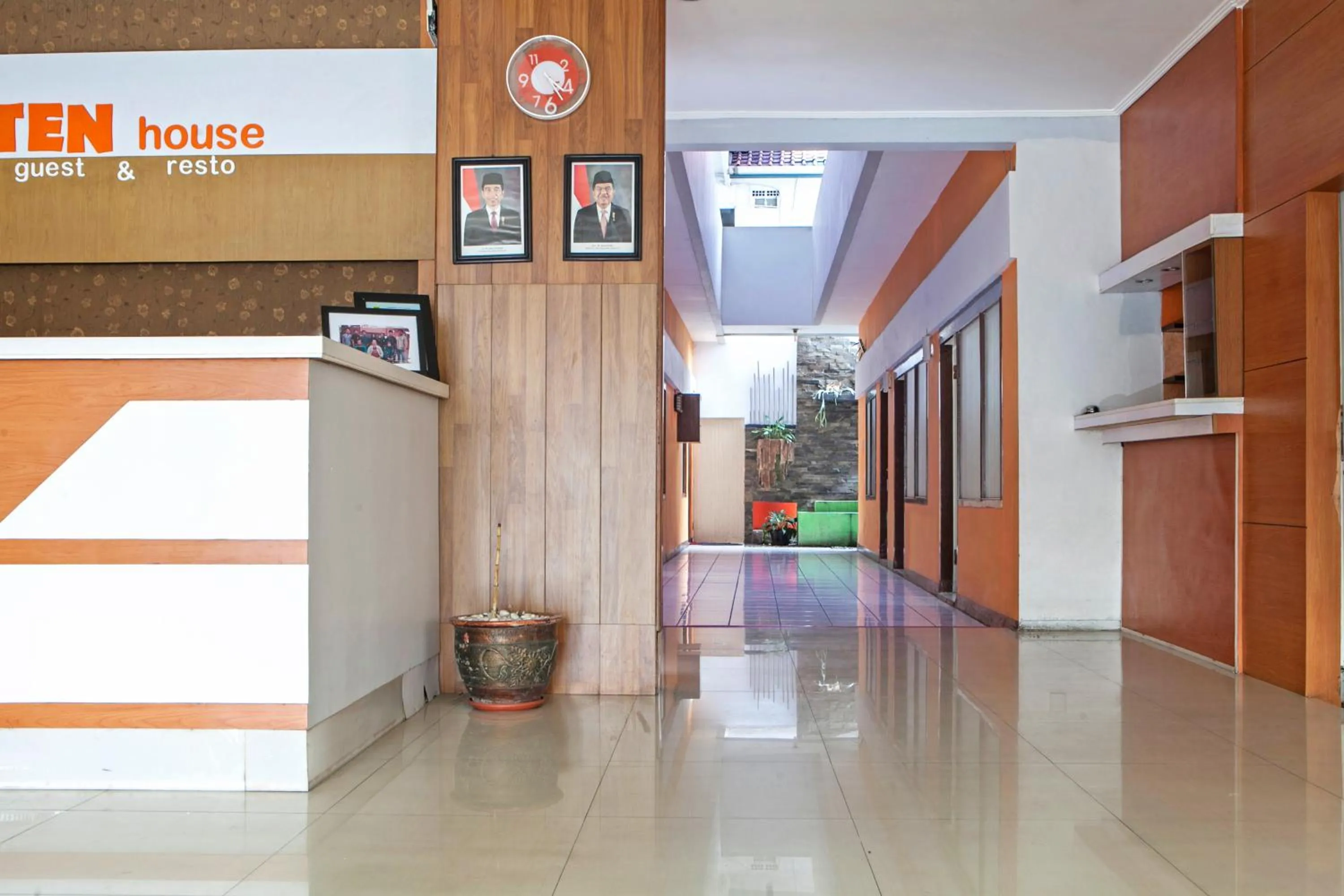 Lobby or reception in RedDoorz Syariah near BTC Fashion Mall