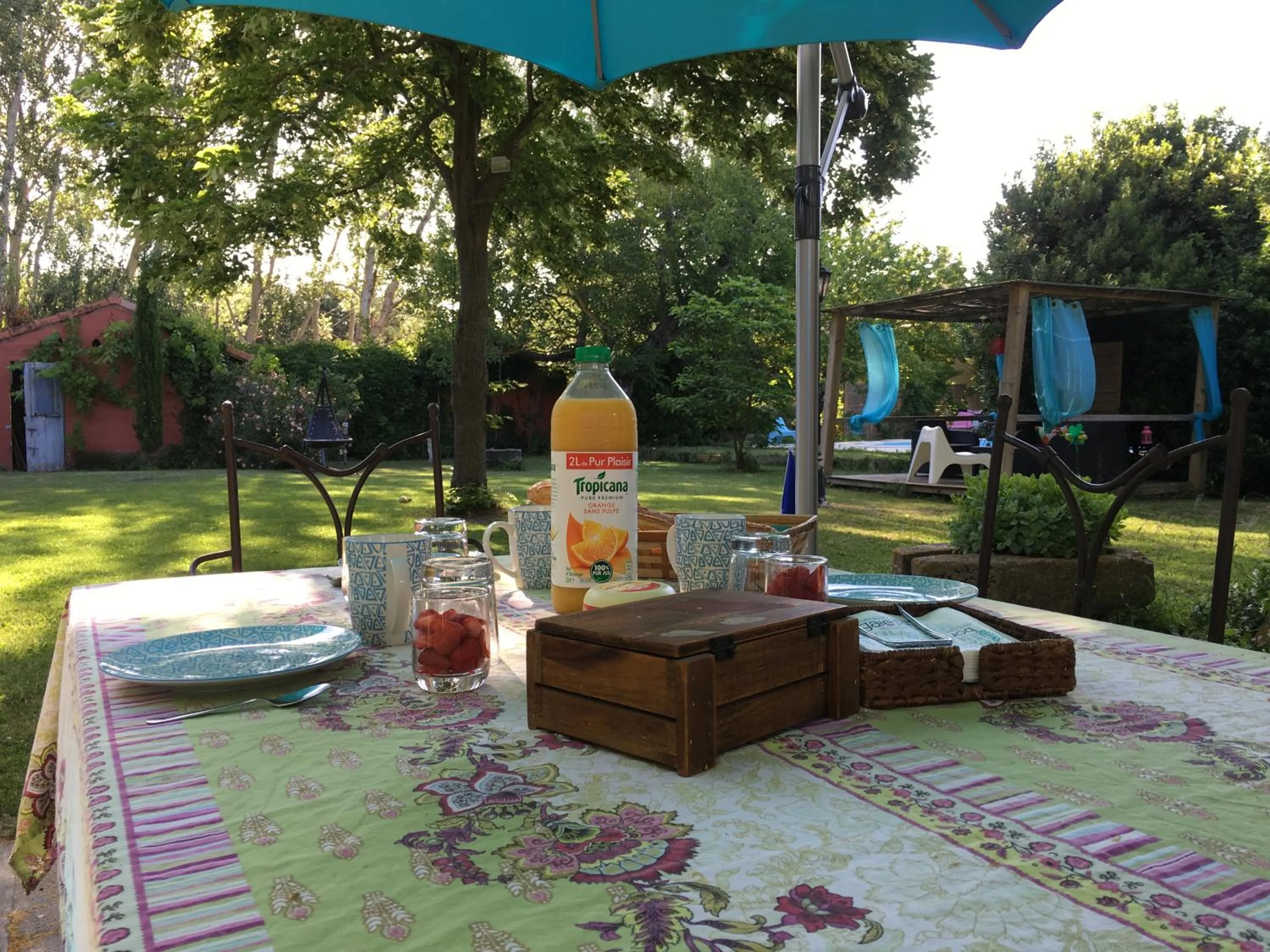 Breakfast in Le Mas des Platanes