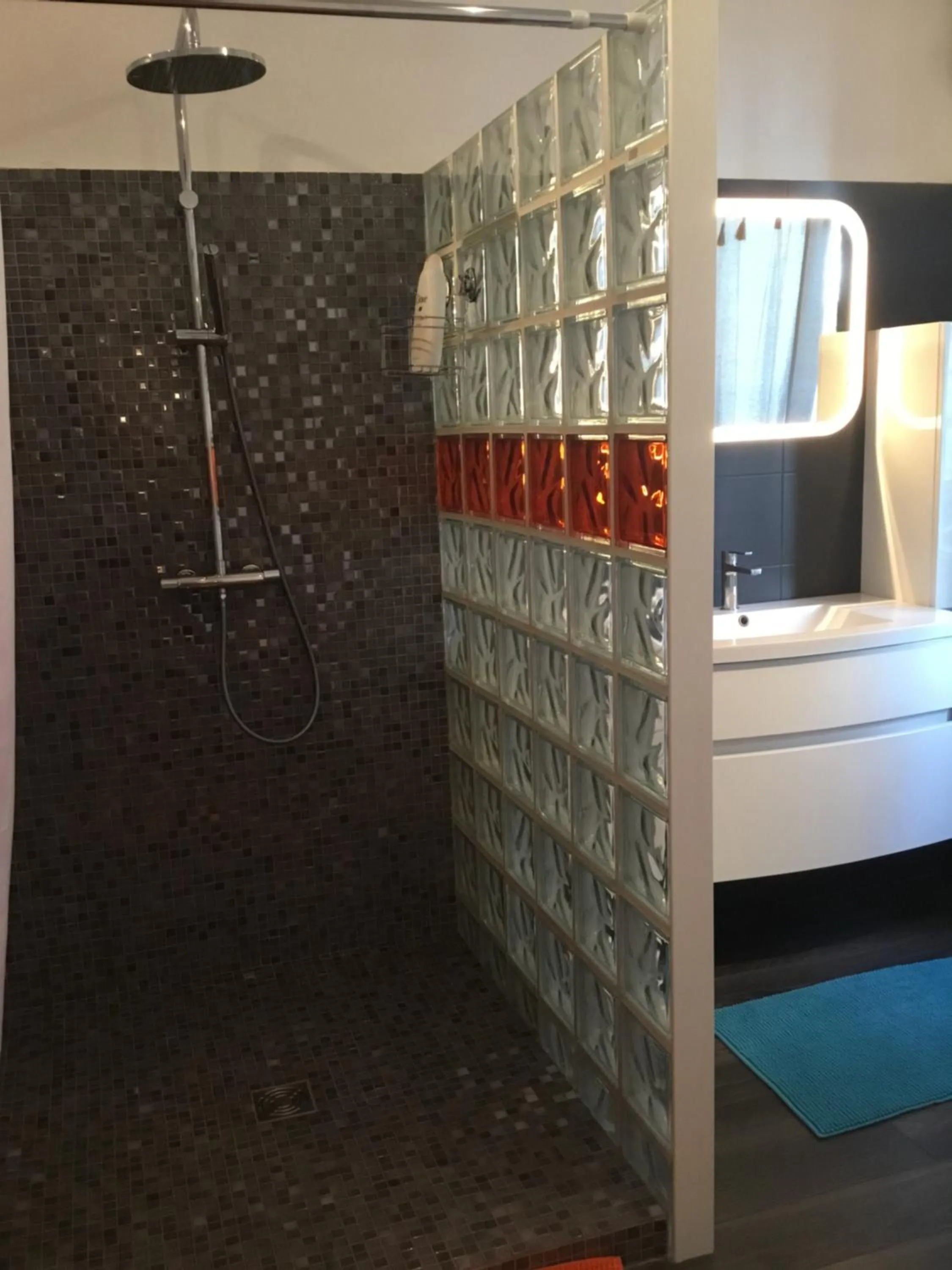 Bathroom in Le Mas des Platanes