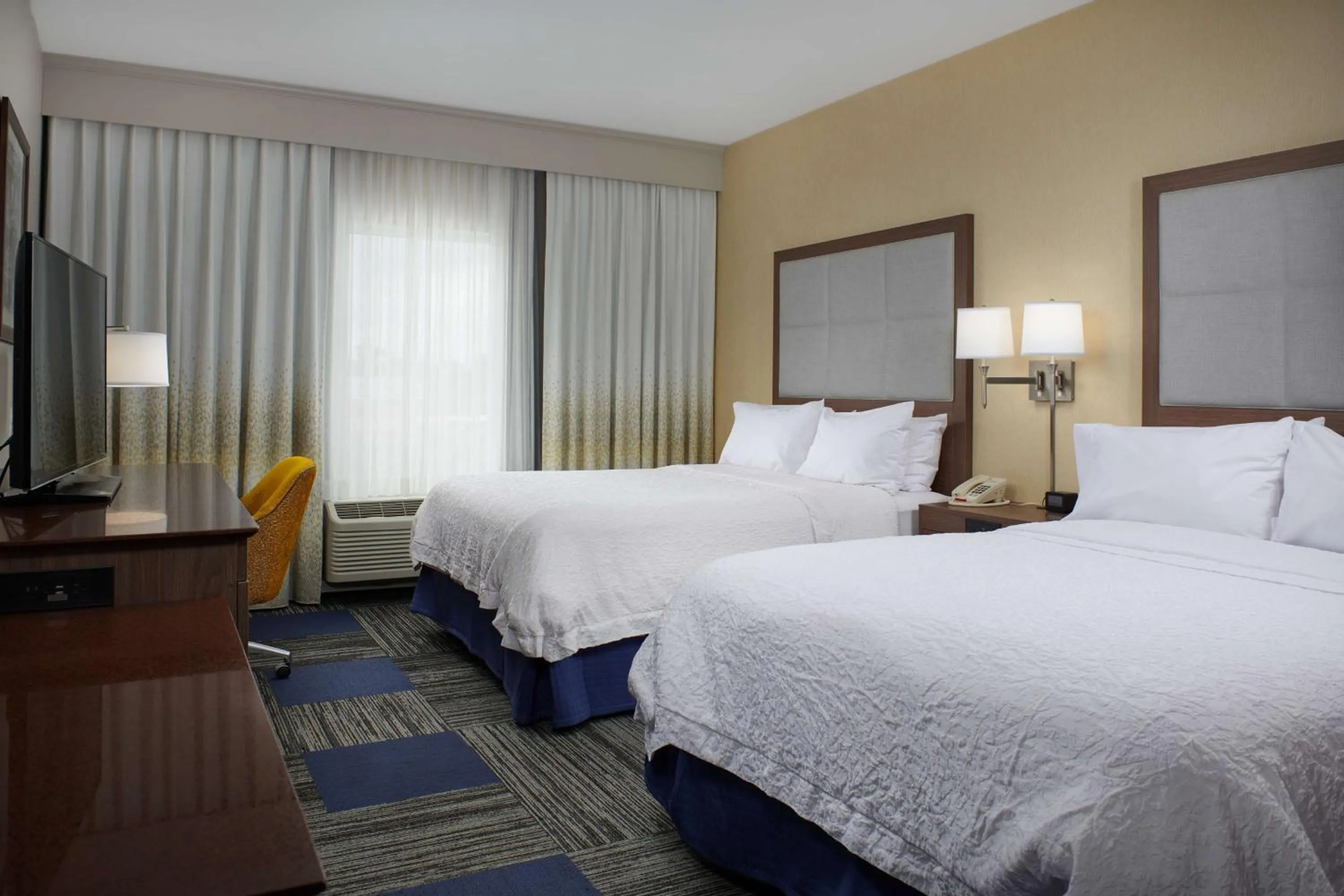 Bedroom, Bed in Hampton Inn Lockport - Buffalo, NY