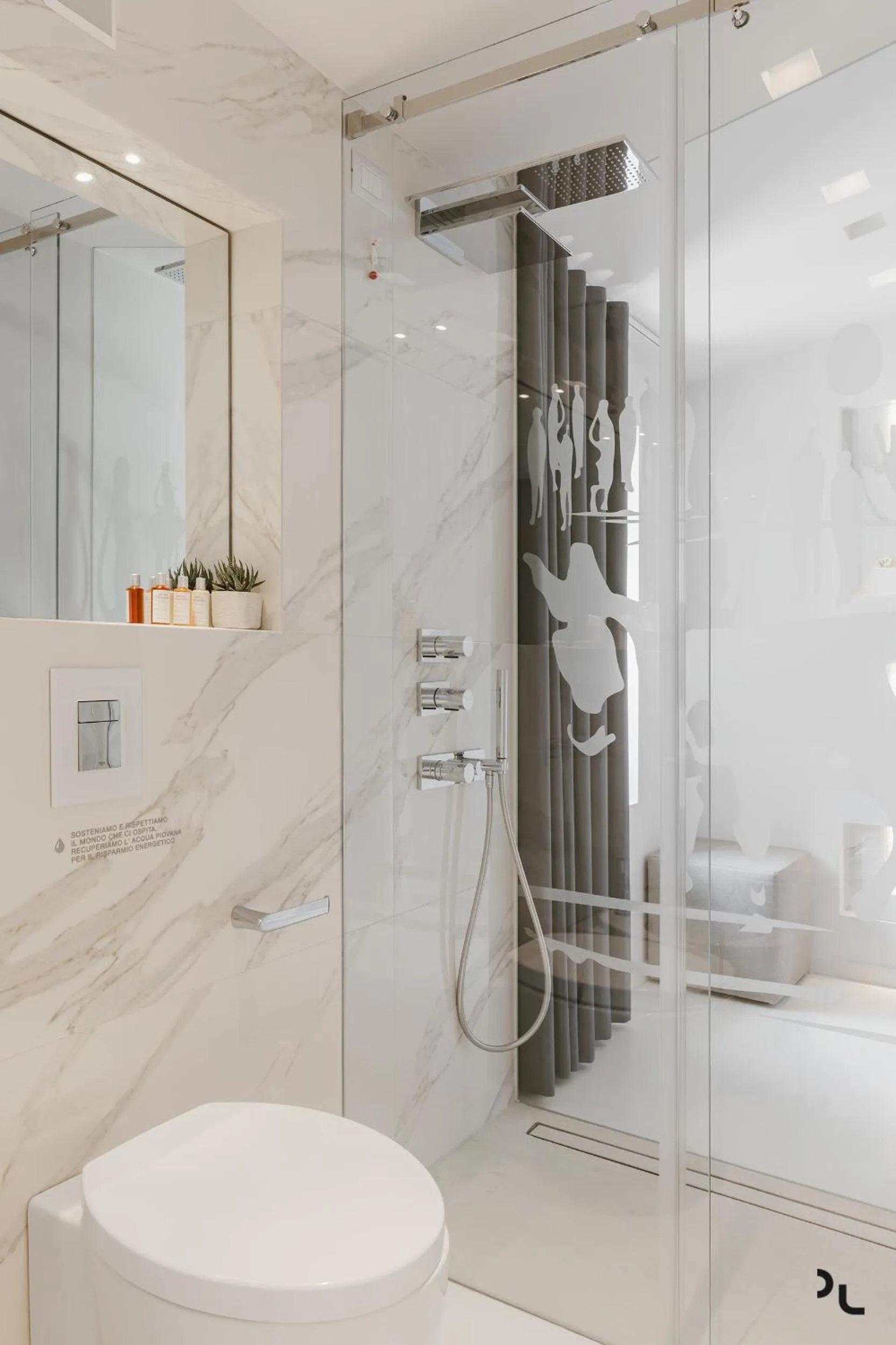 Shower in La Residenza del Monaco bianco