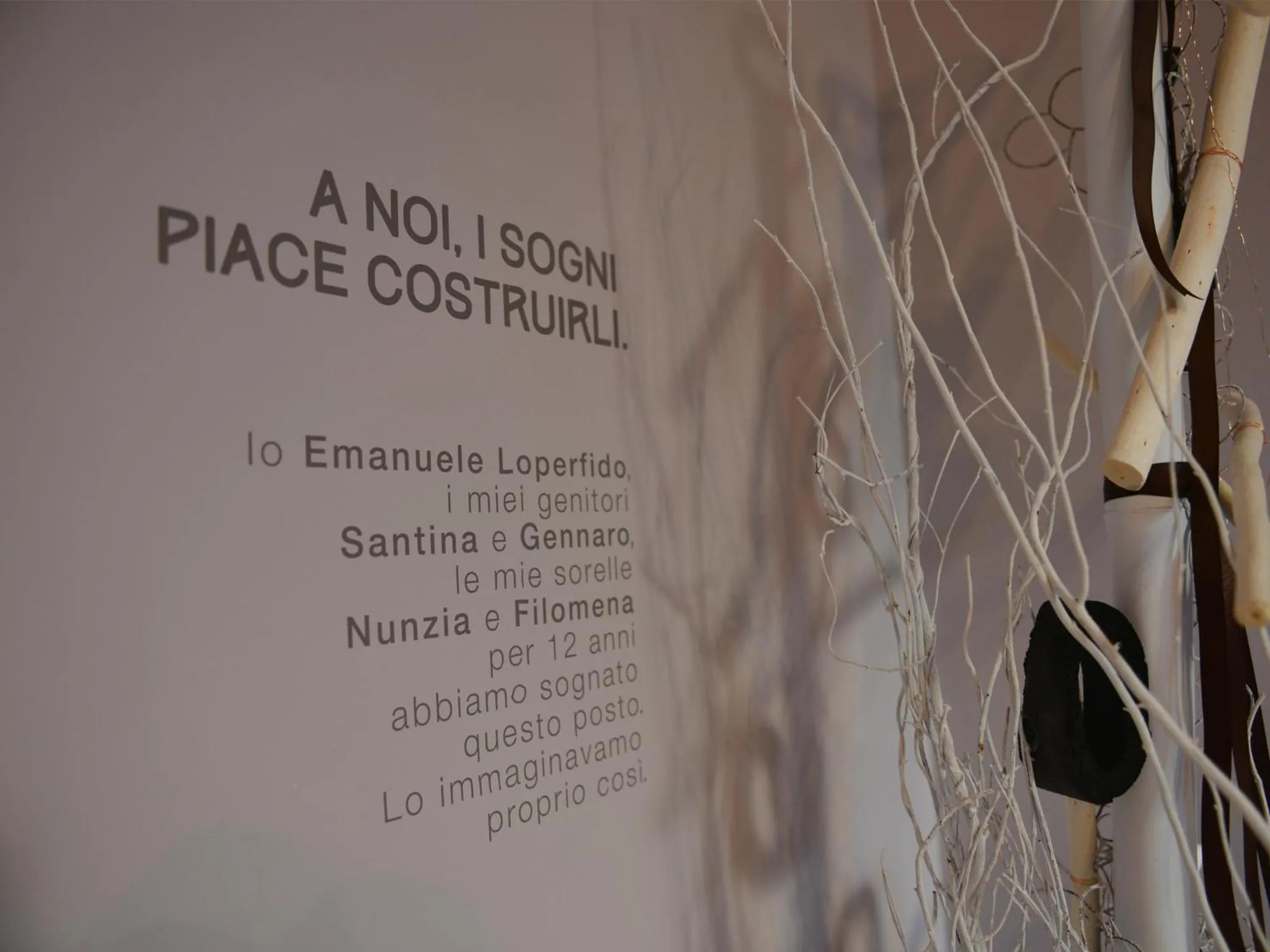 Text overlay in La Residenza del Monaco bianco