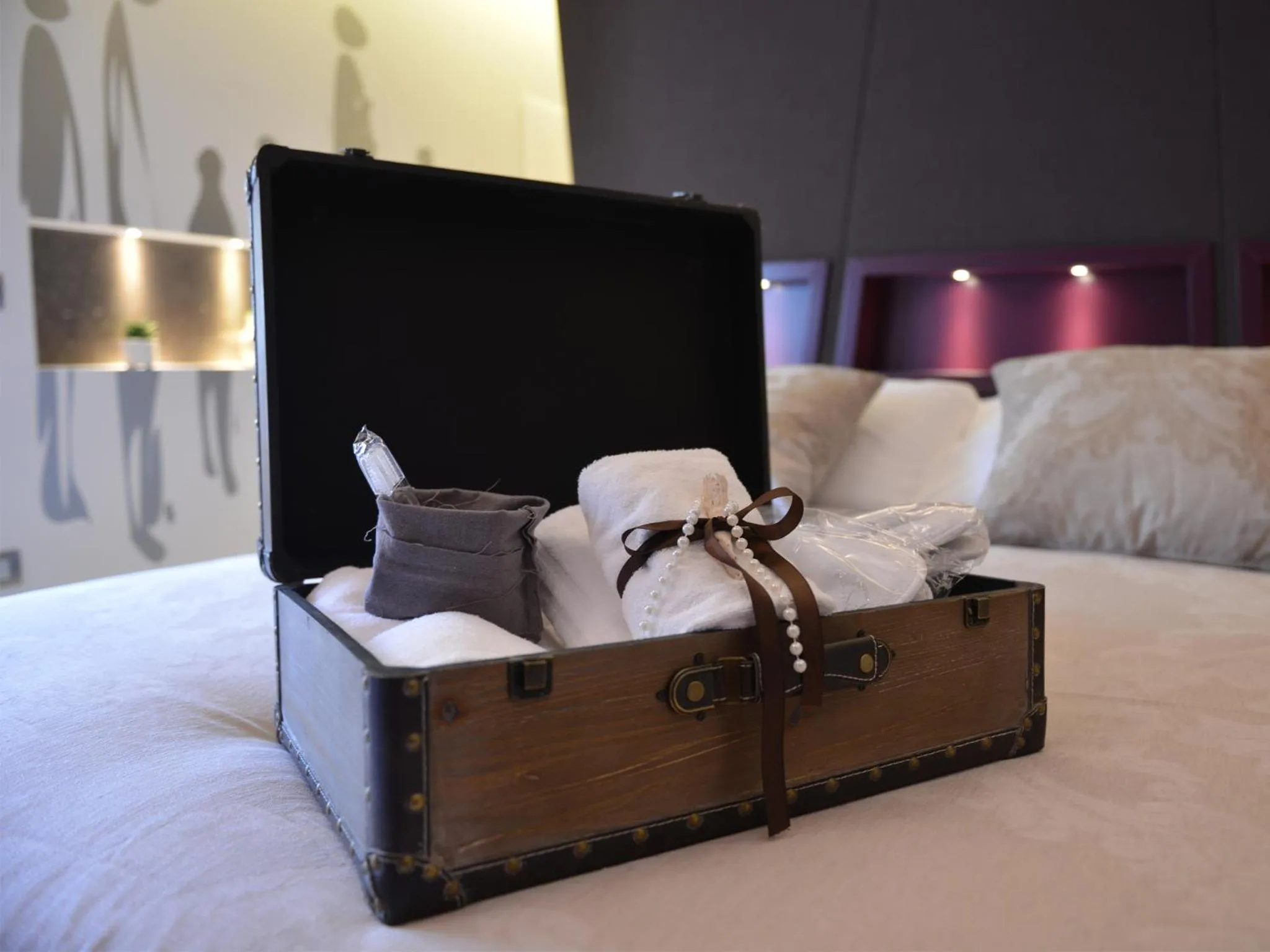 Decorative detail, Bed in La Residenza del Monaco bianco