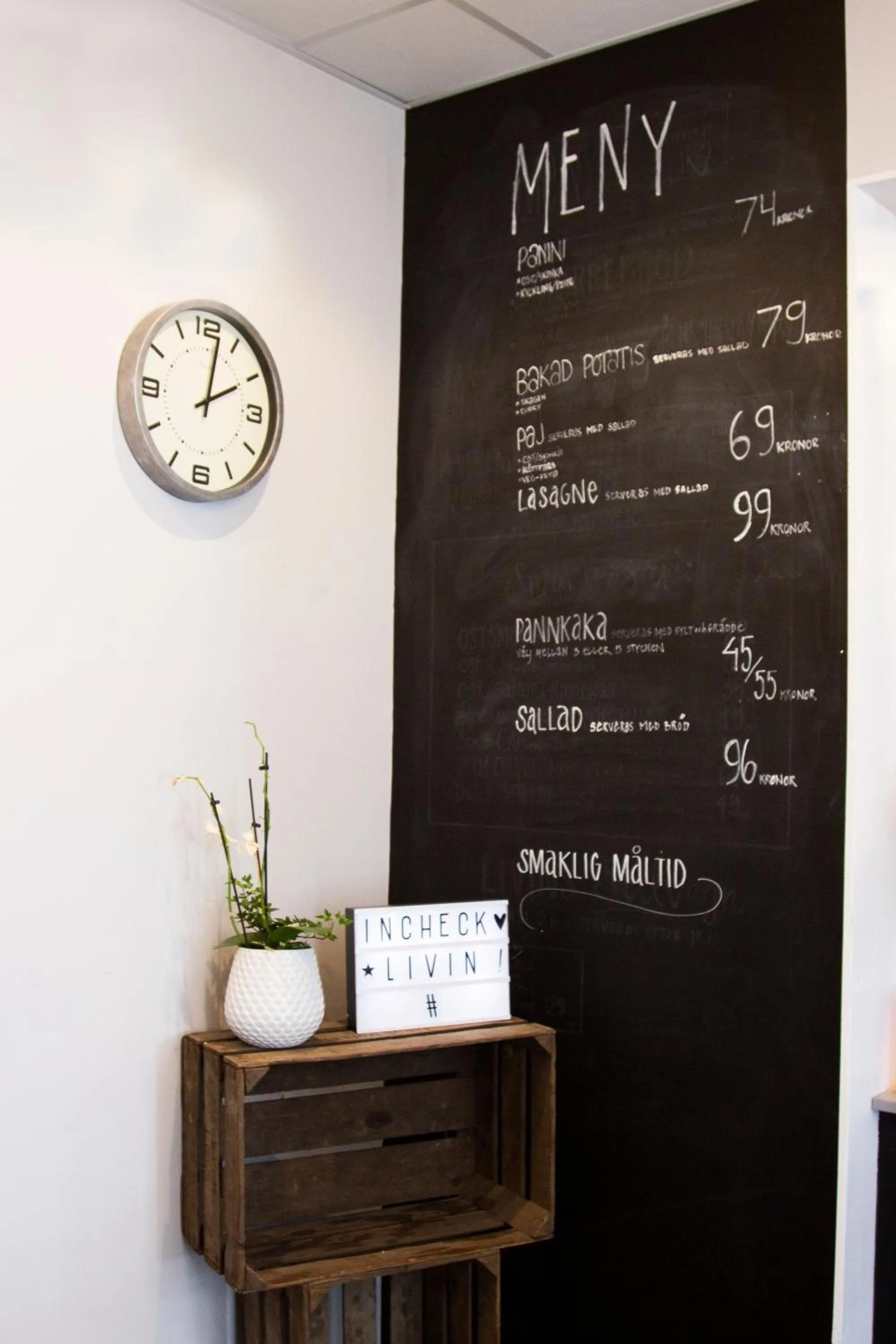 Restaurant/places to eat in Livin Station Hotel