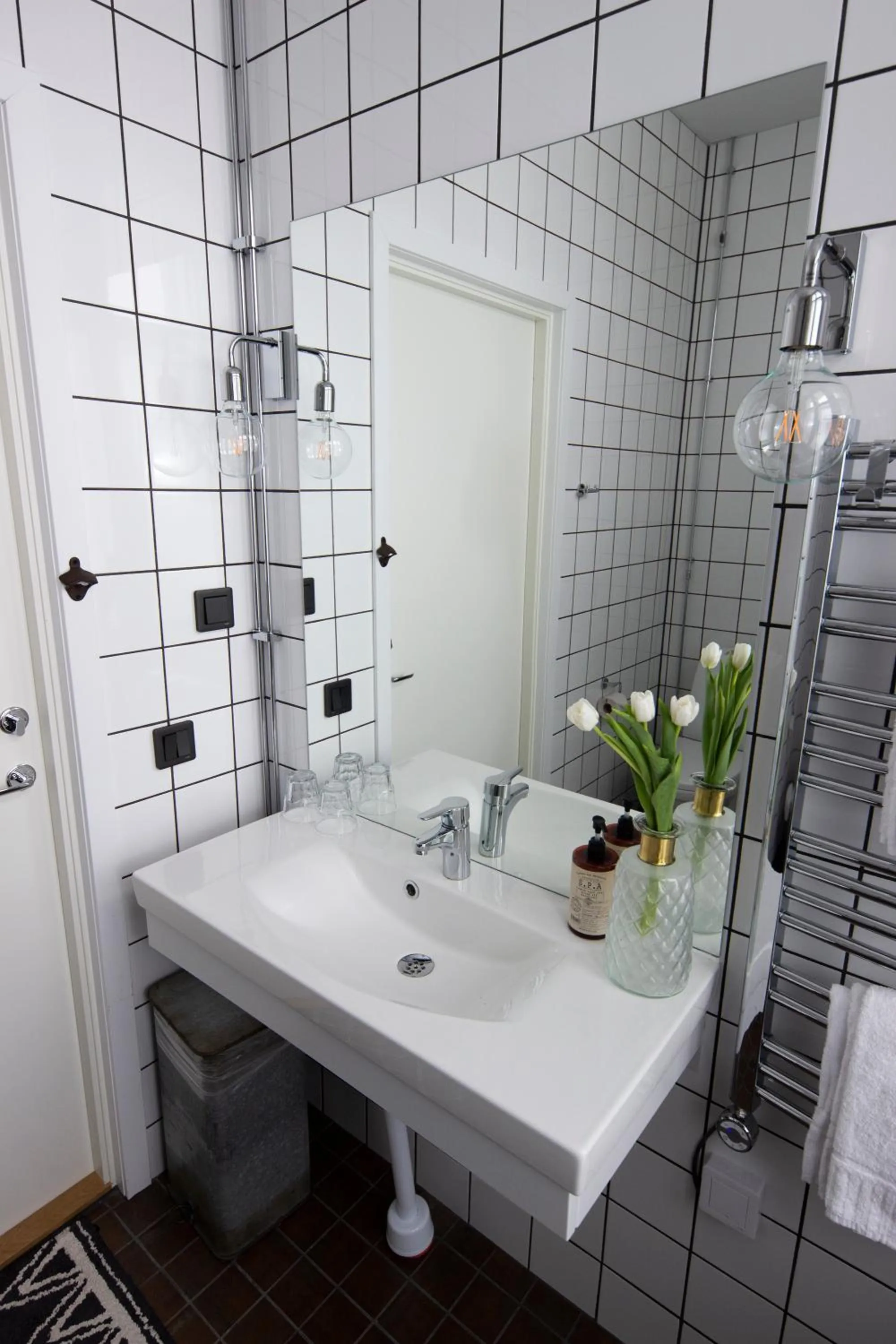 Shower in Livin Station Hotel