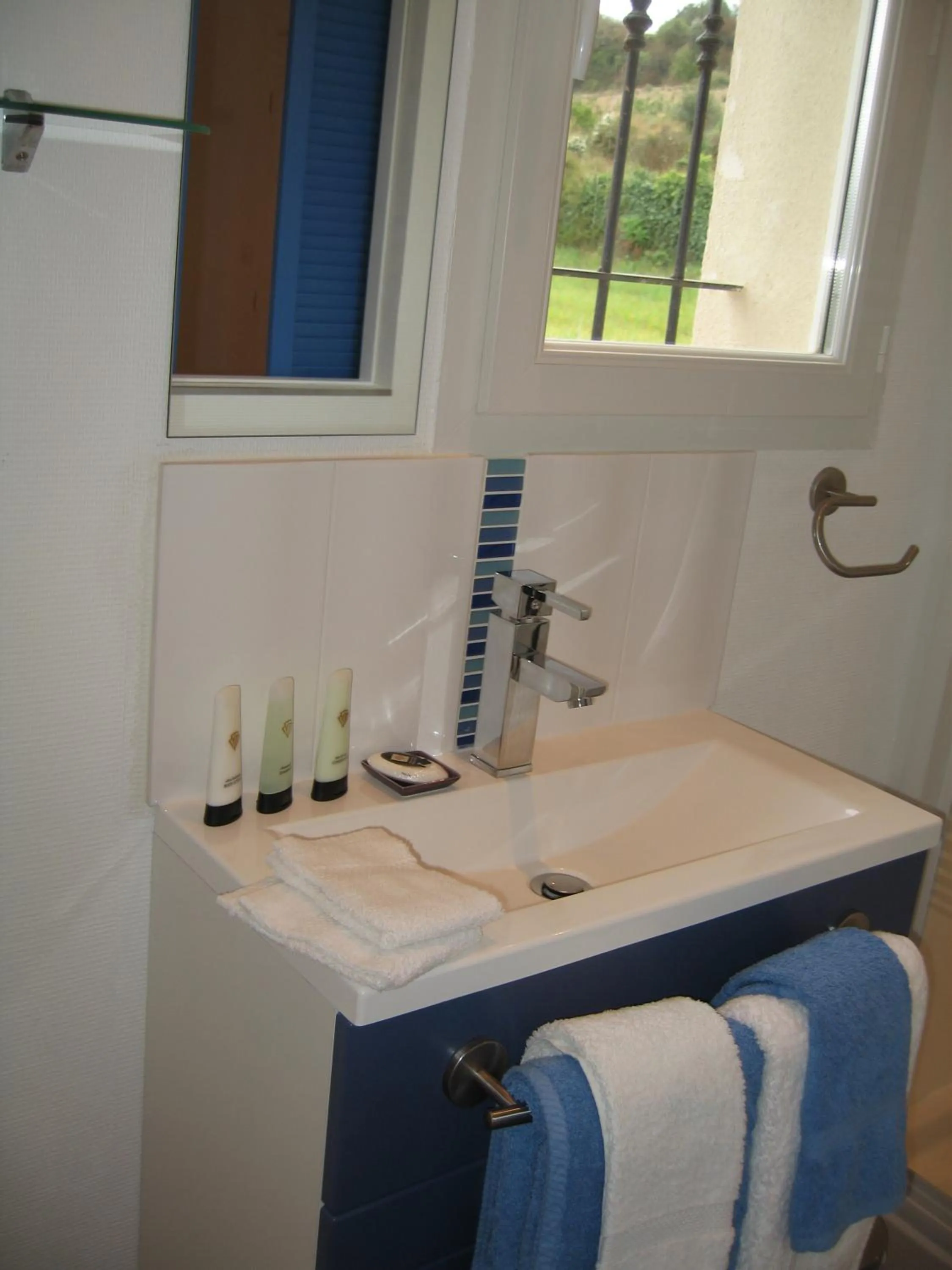 Bathroom in la cigale sous l'olivier