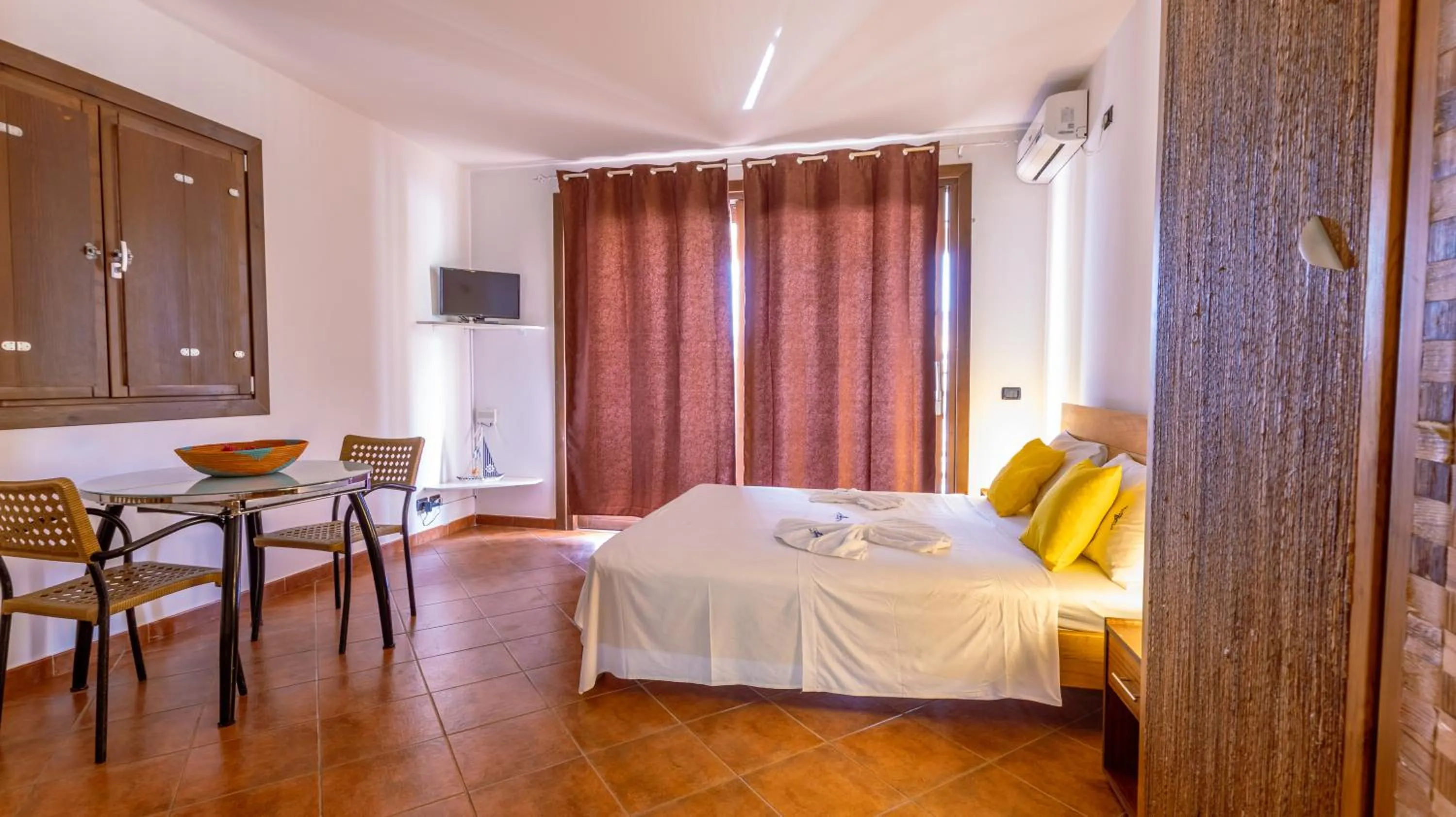 Photo of the whole room, Bed in Porto Antigo Hotel BB