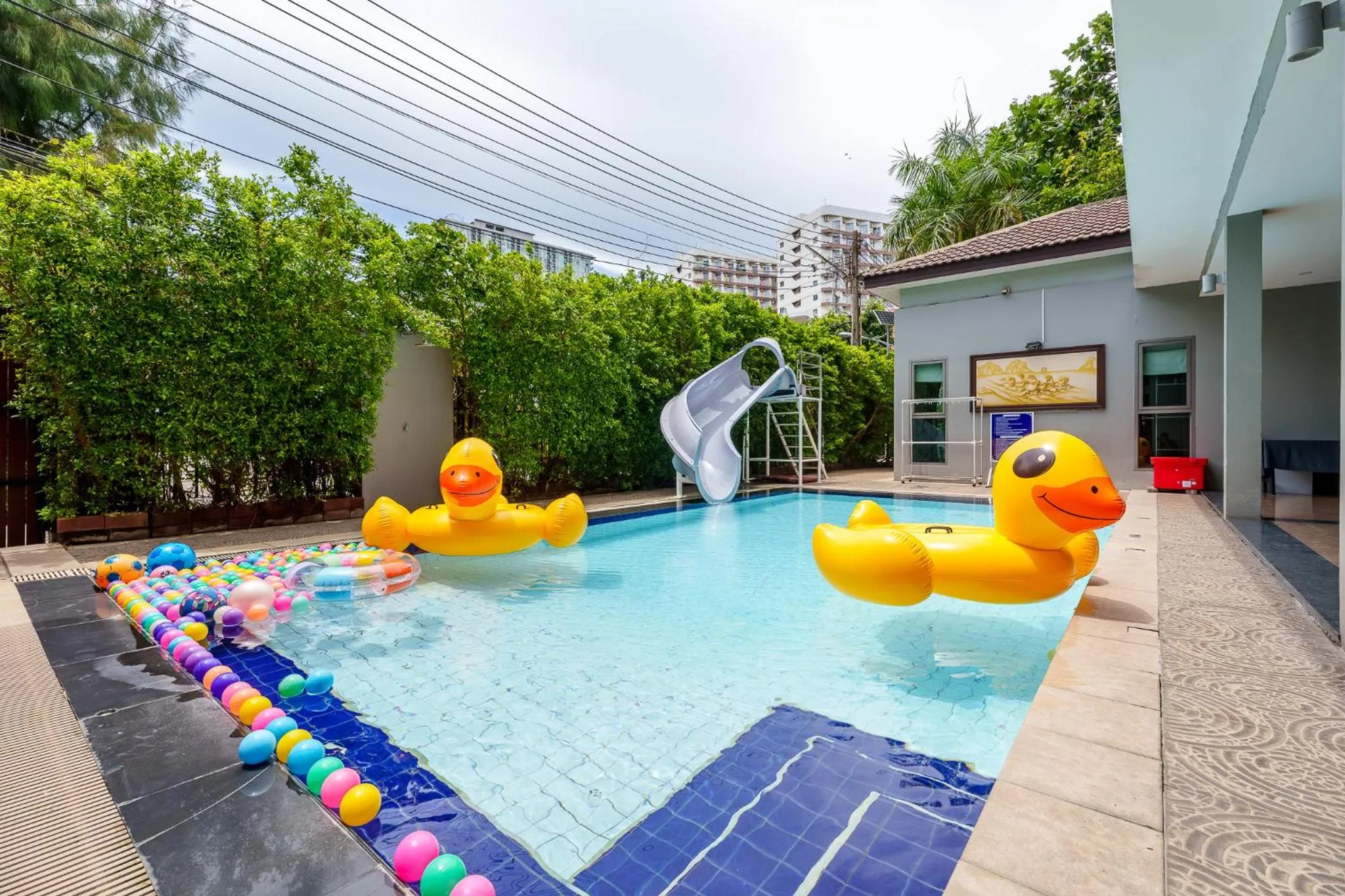 Swimming pool in Villa Navin