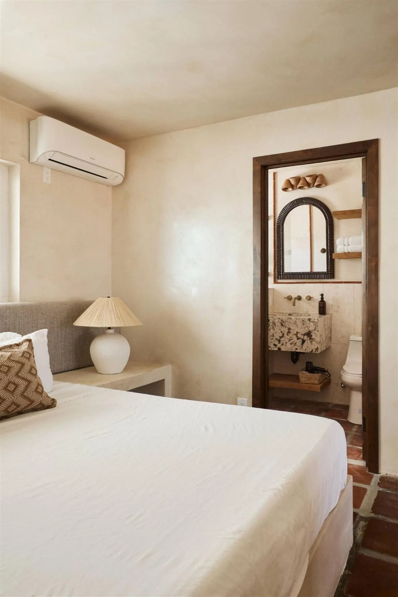 Bathroom, Bed in Los Bungalows