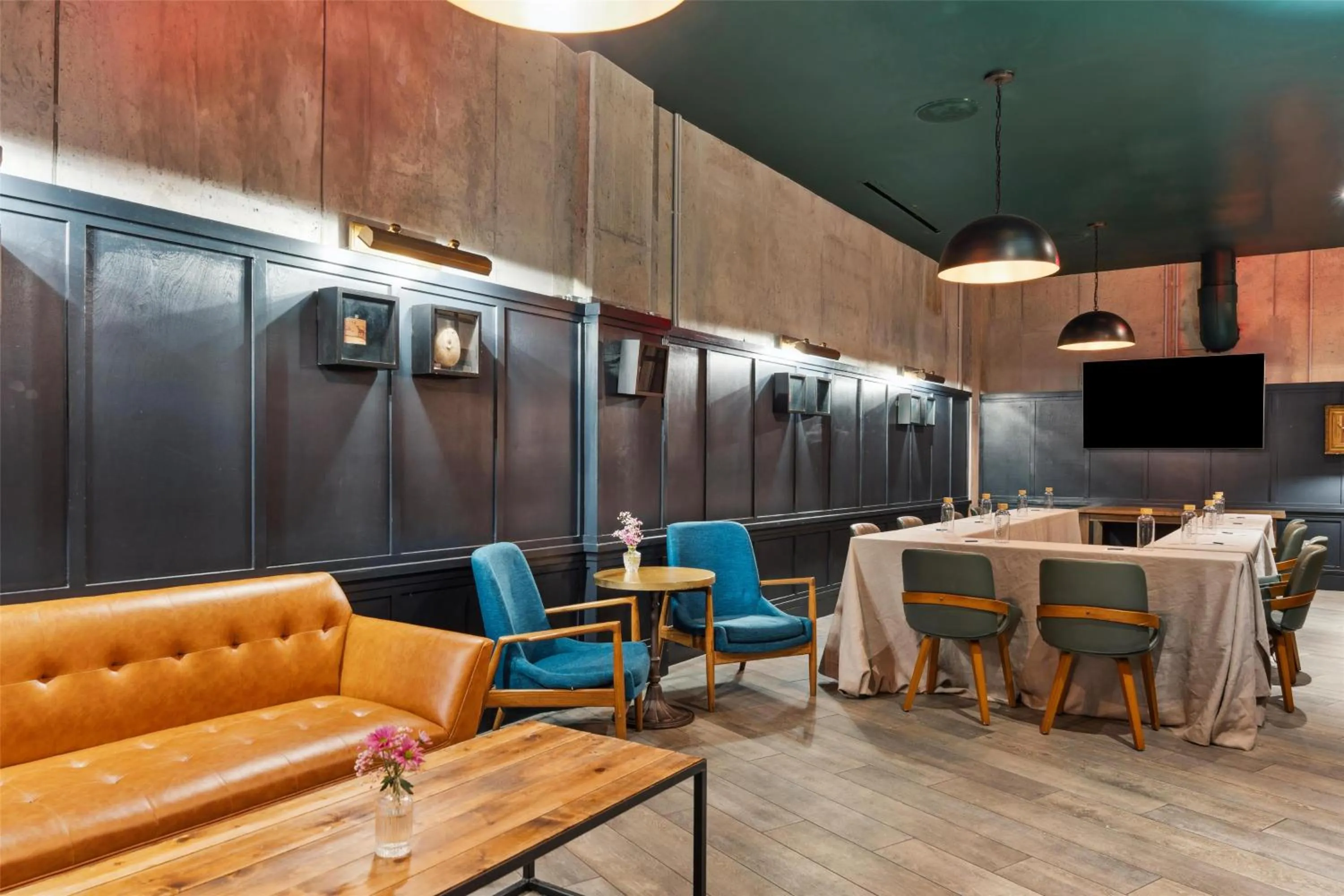 Lounge or bar in Motto by Hilton Washington DC City Center