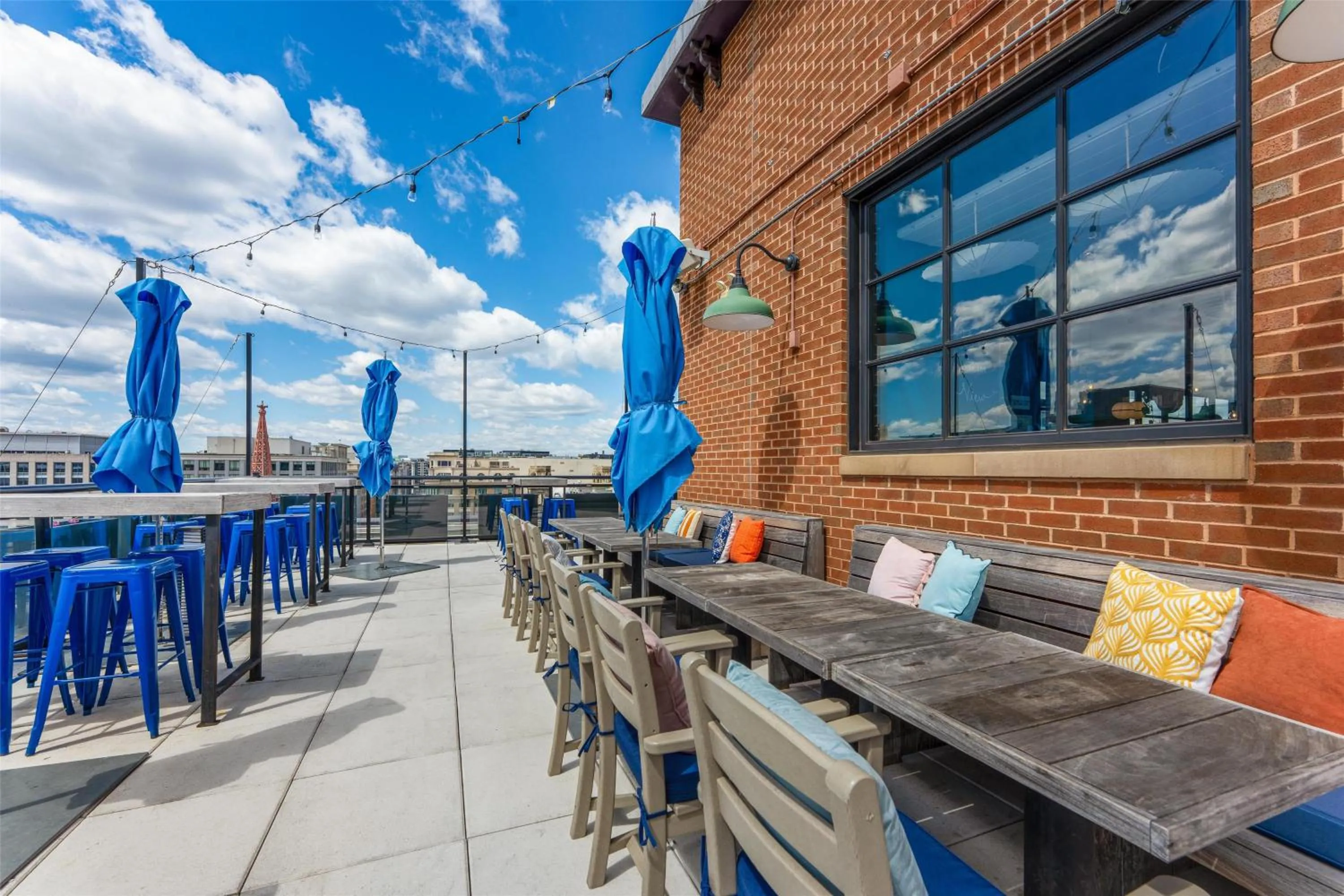 Lounge or bar in Motto by Hilton Washington DC City Center