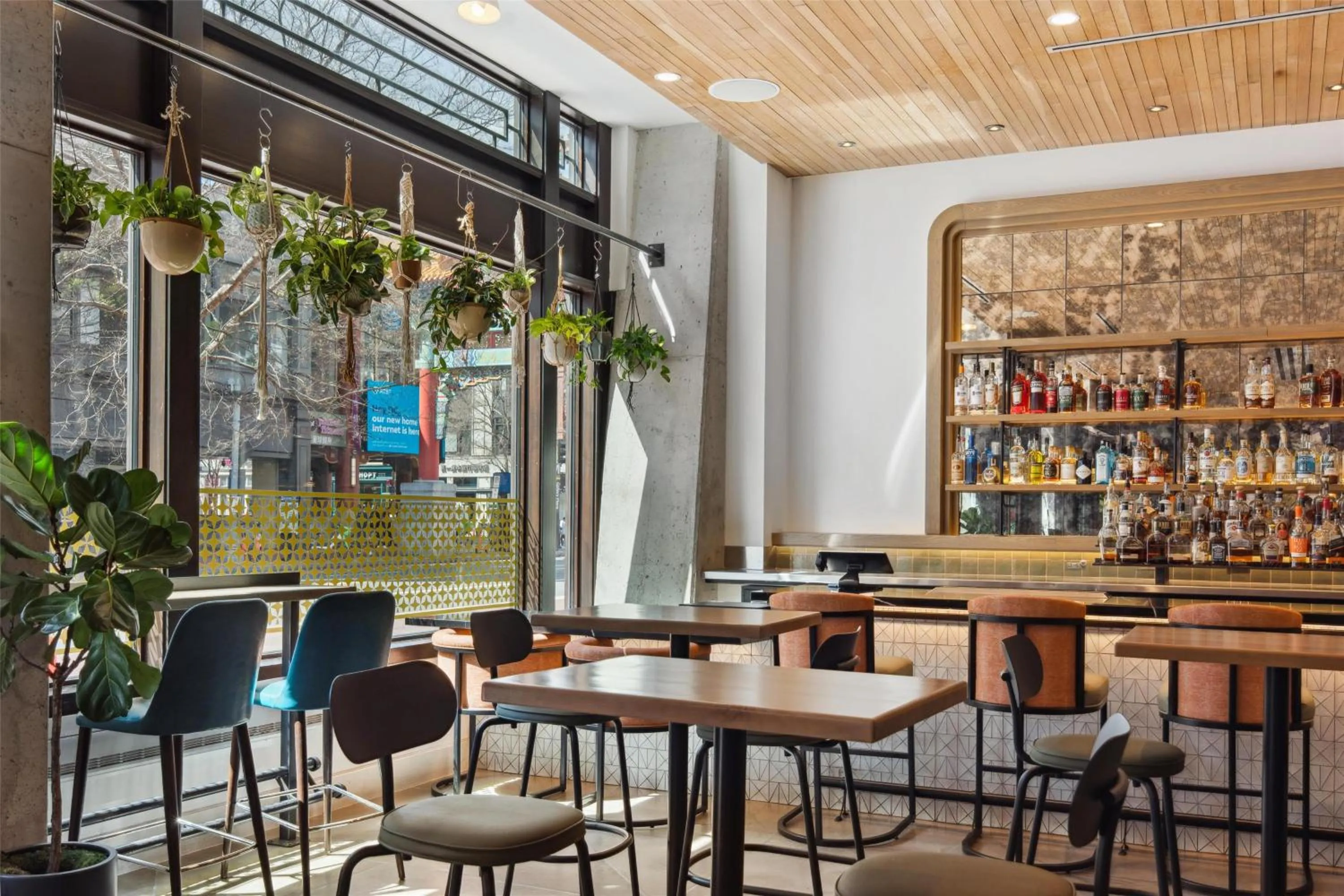 Lounge or bar in Motto by Hilton Washington DC City Center