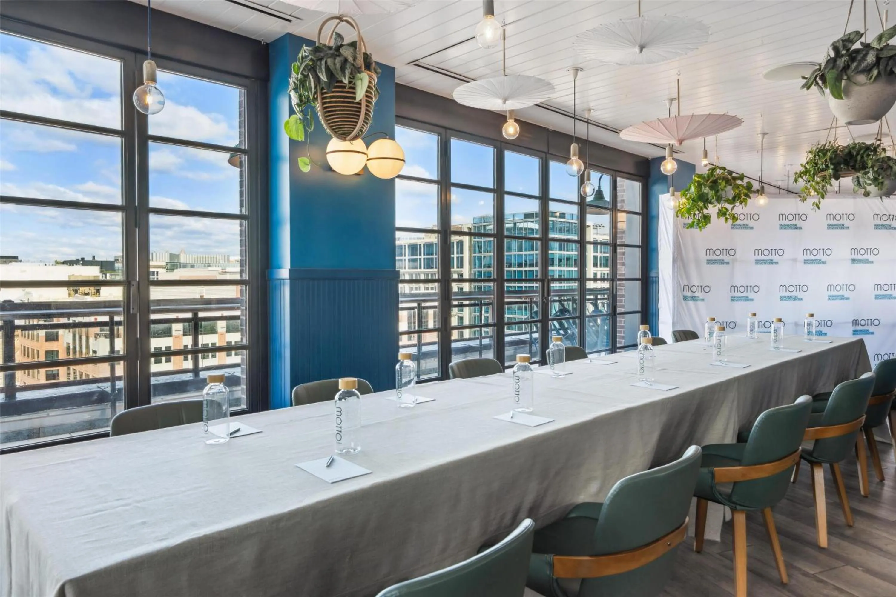 Lounge or bar in Motto by Hilton Washington DC City Center