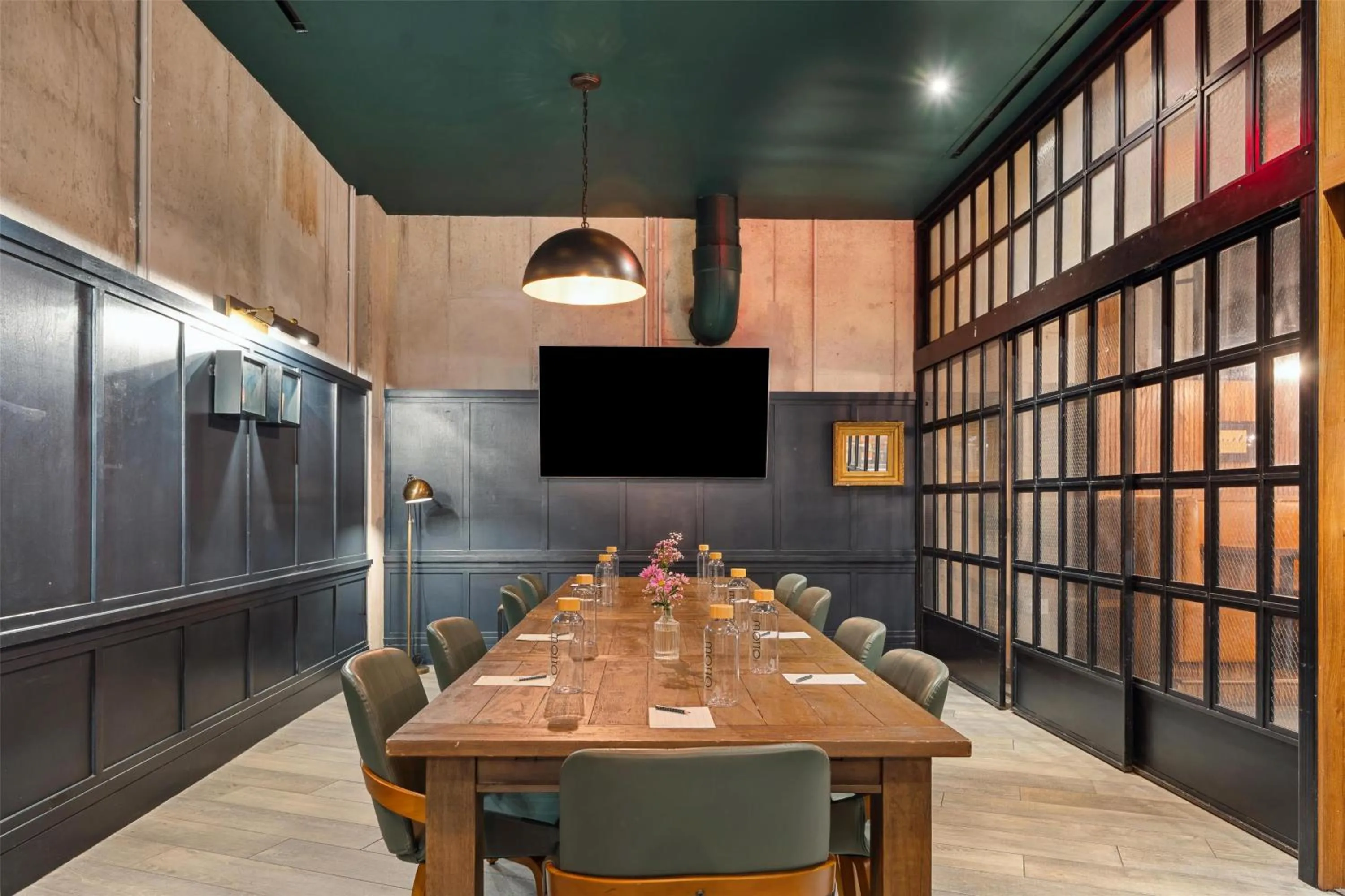 Lounge or bar in Motto by Hilton Washington DC City Center