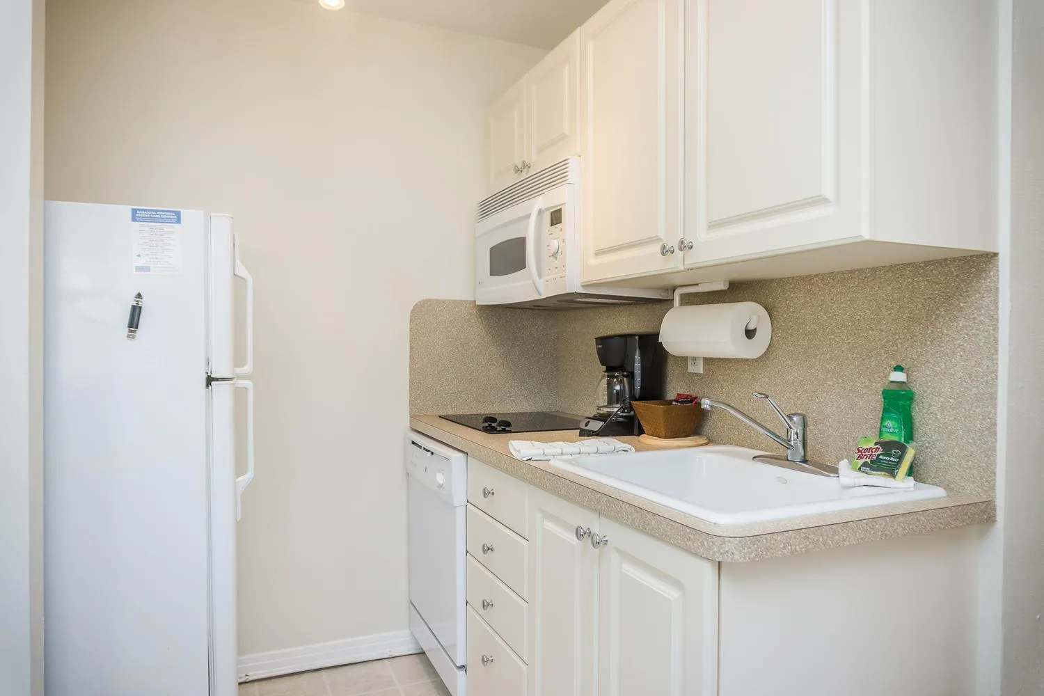 Kitchen or kitchenette in Venice Beach Villas