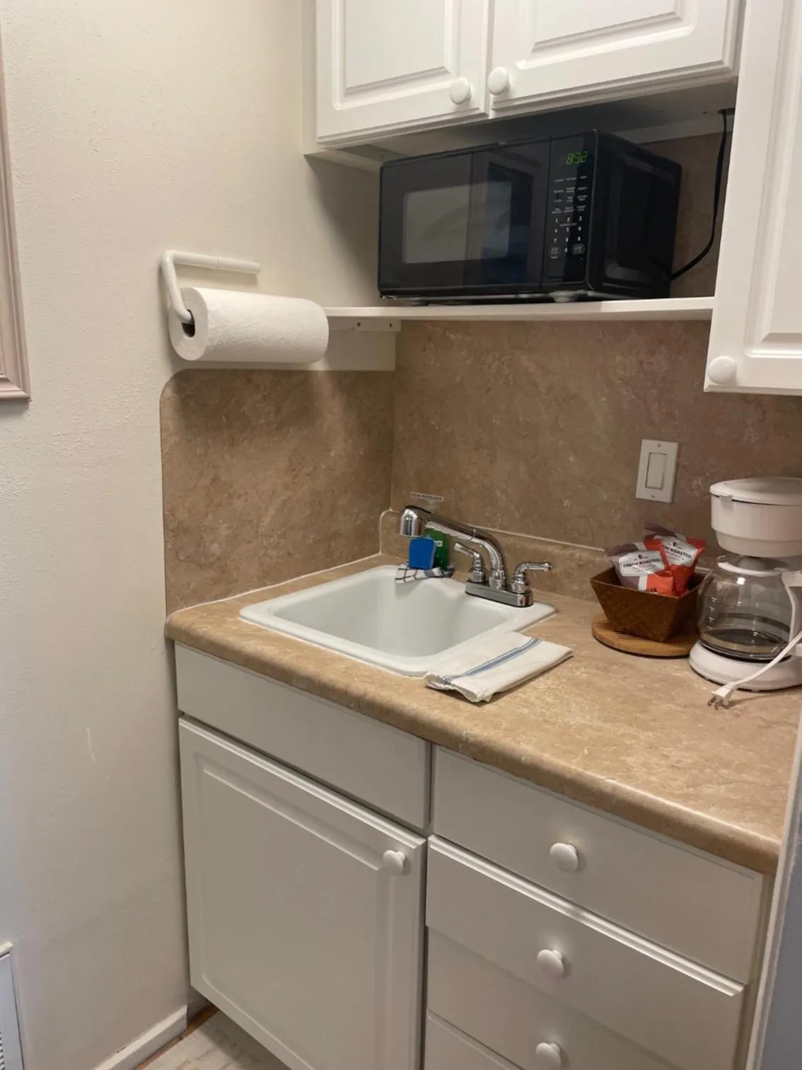 Kitchen or kitchenette in Venice Beach Villas