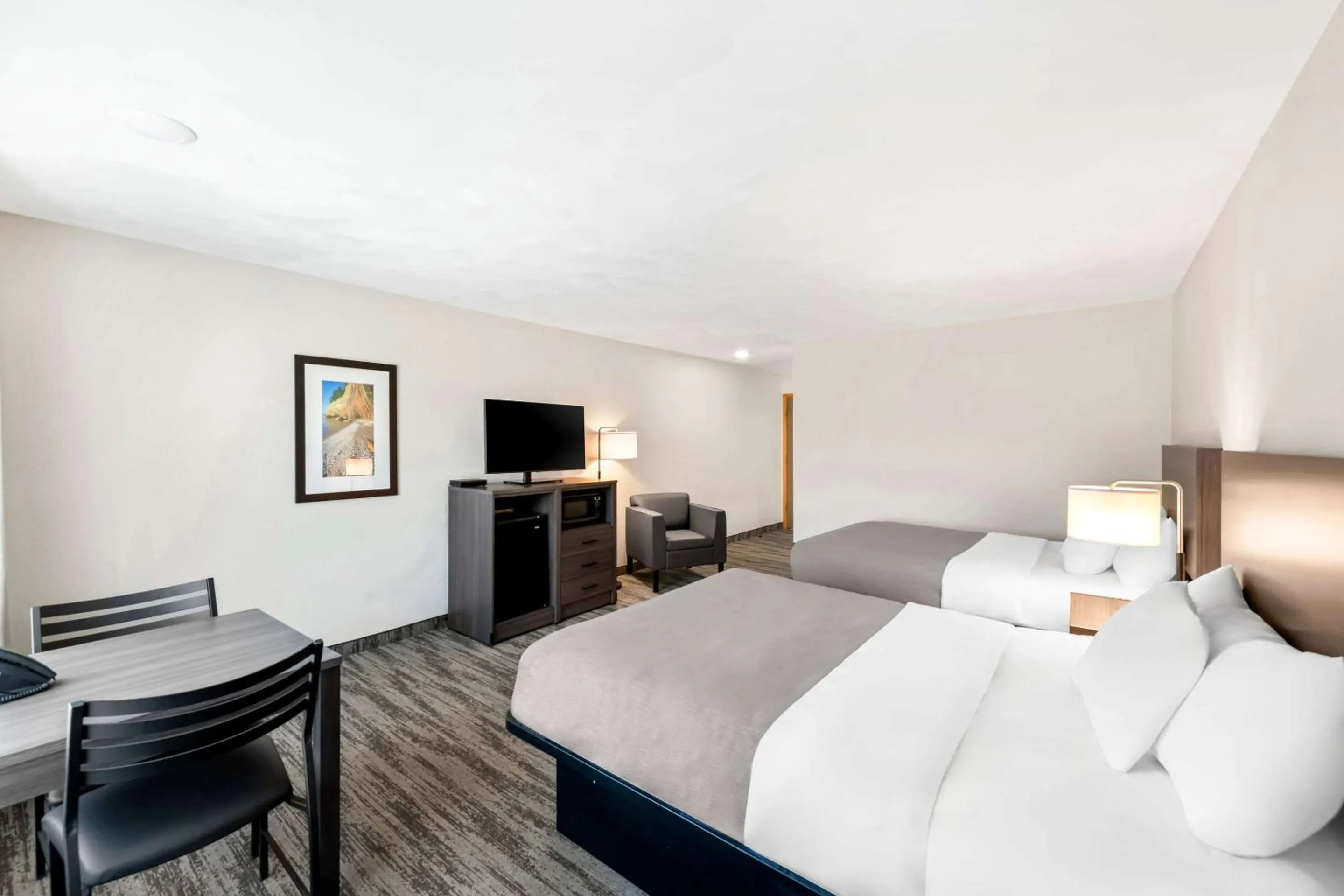 Bedroom, Bed in Quality Inn & Suites Munising