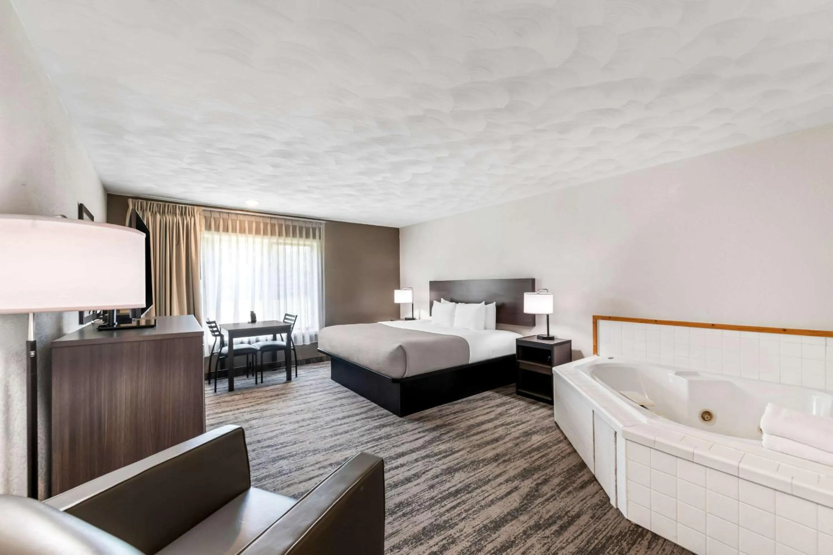 Bedroom, Bed in Quality Inn & Suites Munising