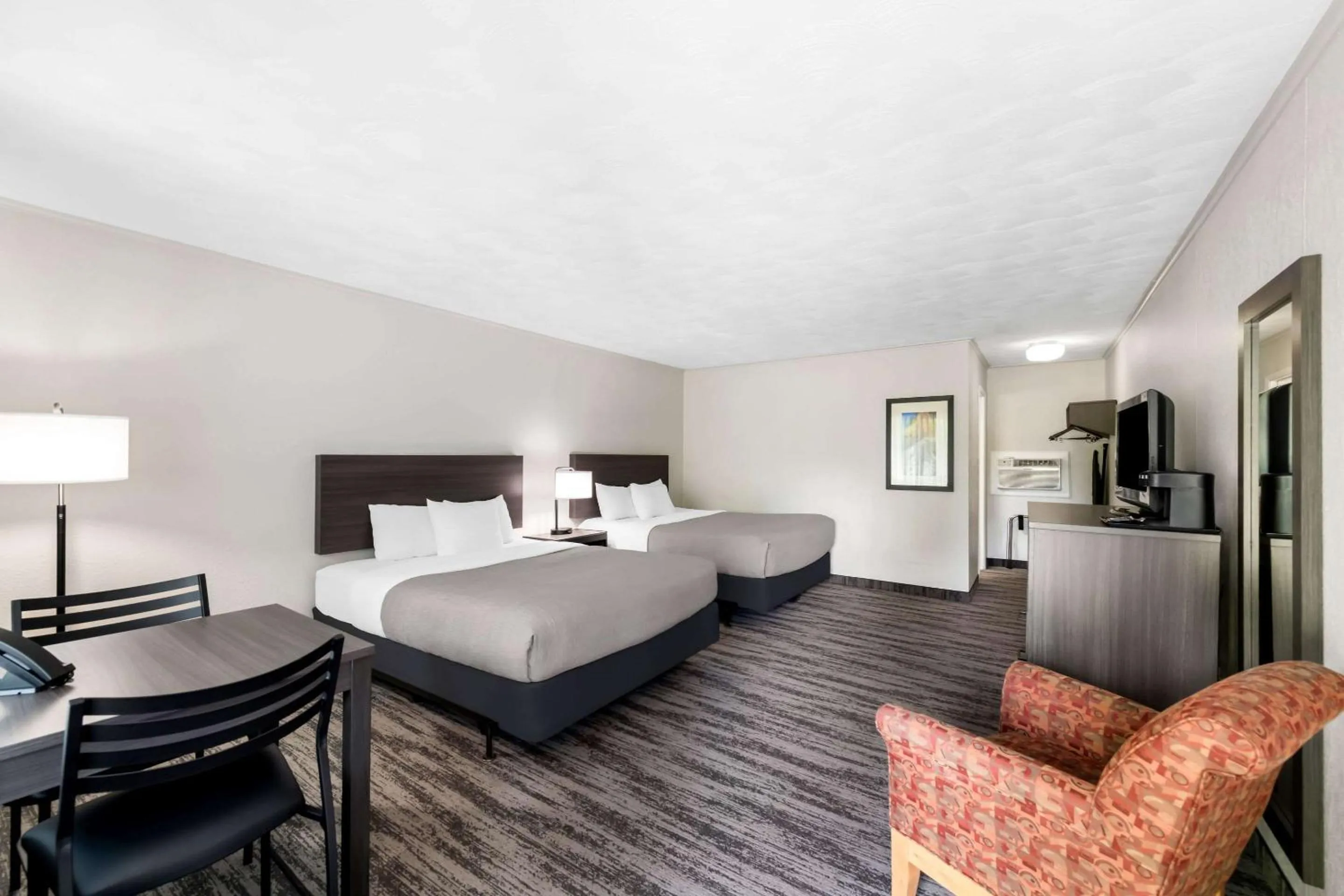Bedroom, Bed in Quality Inn & Suites Munising