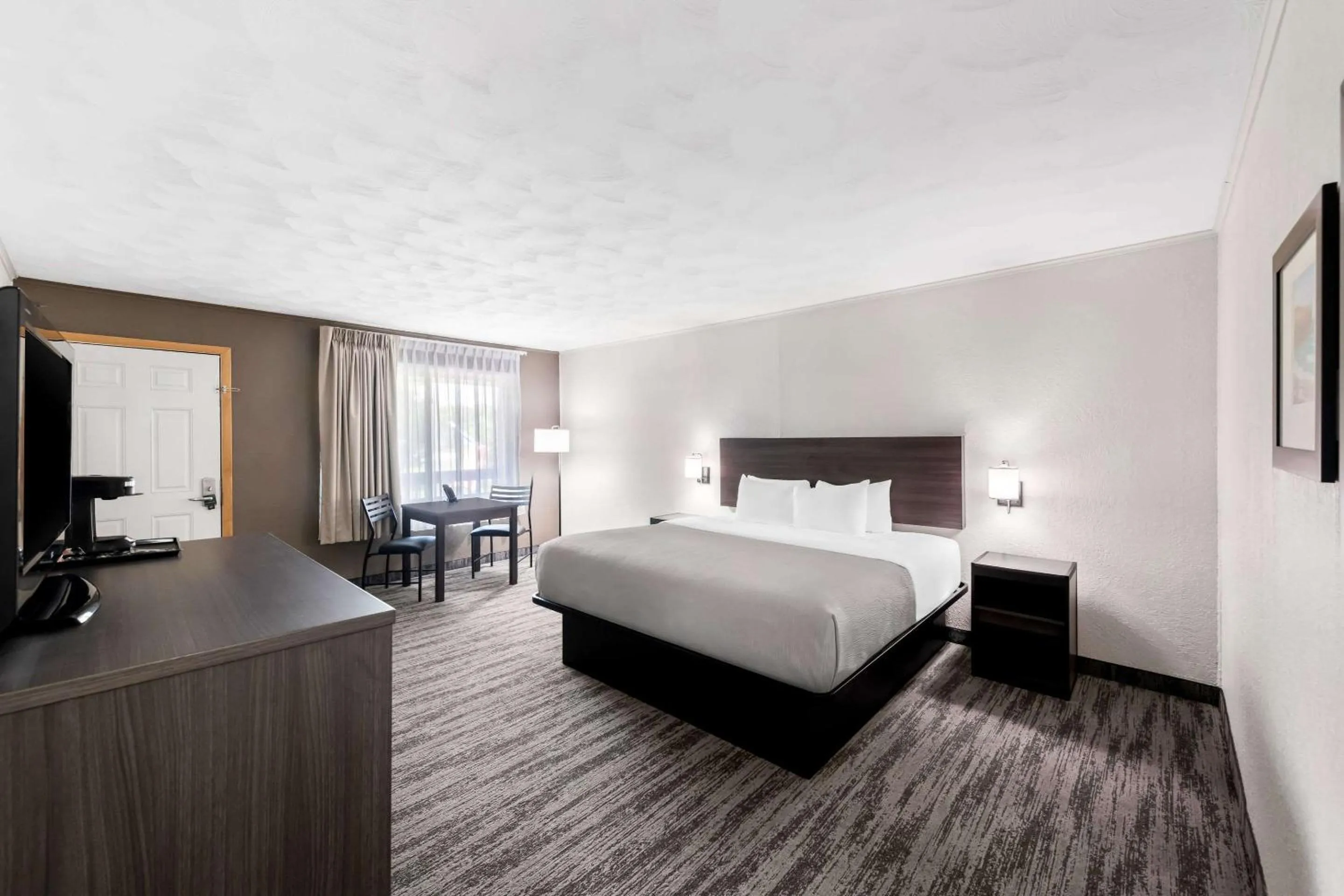 Bedroom, Bed in Quality Inn & Suites Munising