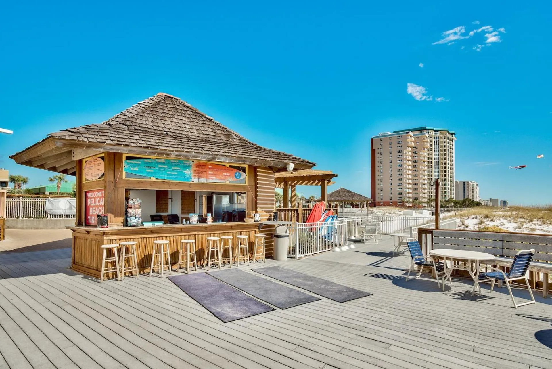 Lounge or bar in Pelican Beach Resort Condos