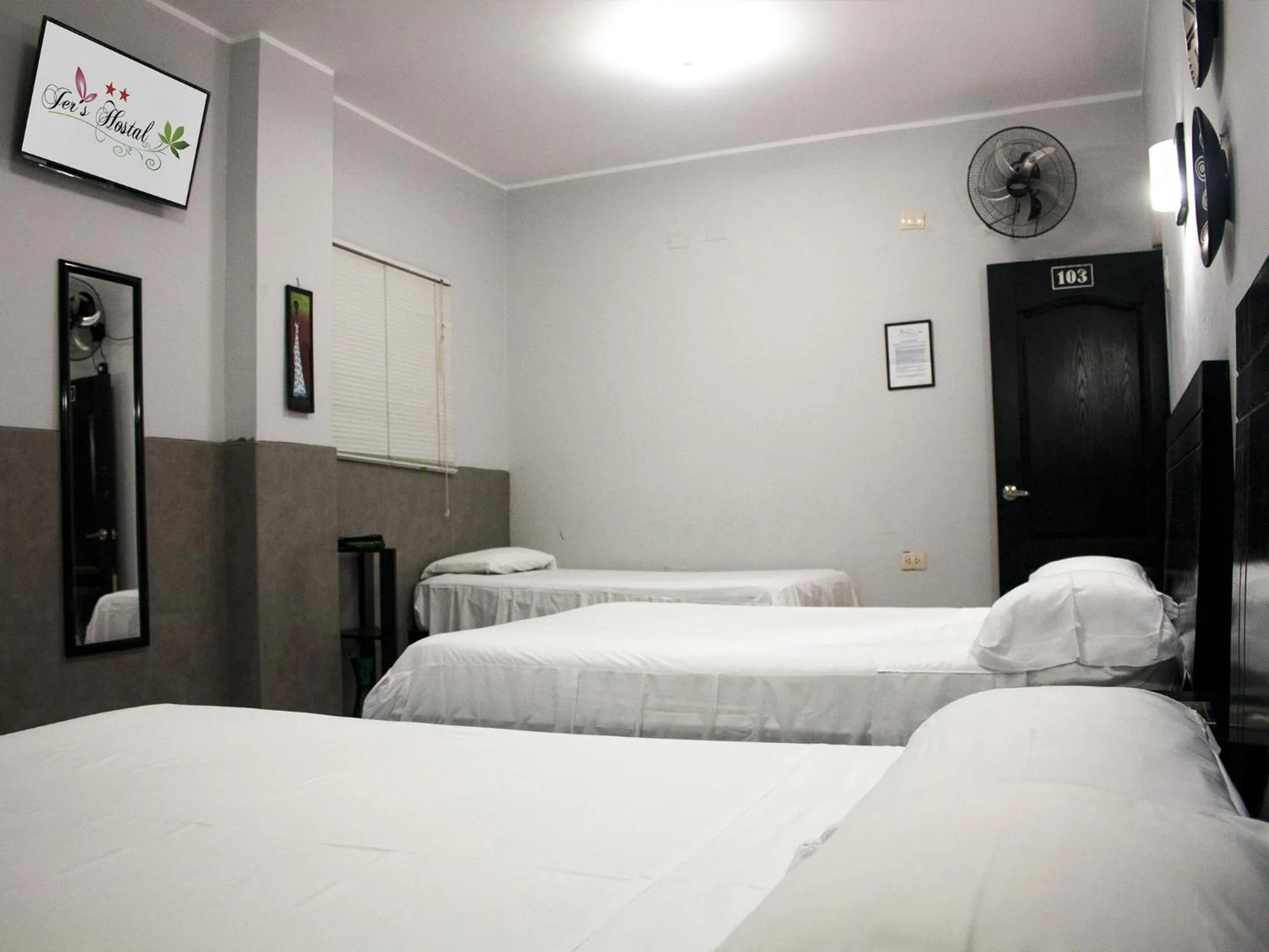 Photo of the whole room, Bed in Jer`s Hostal