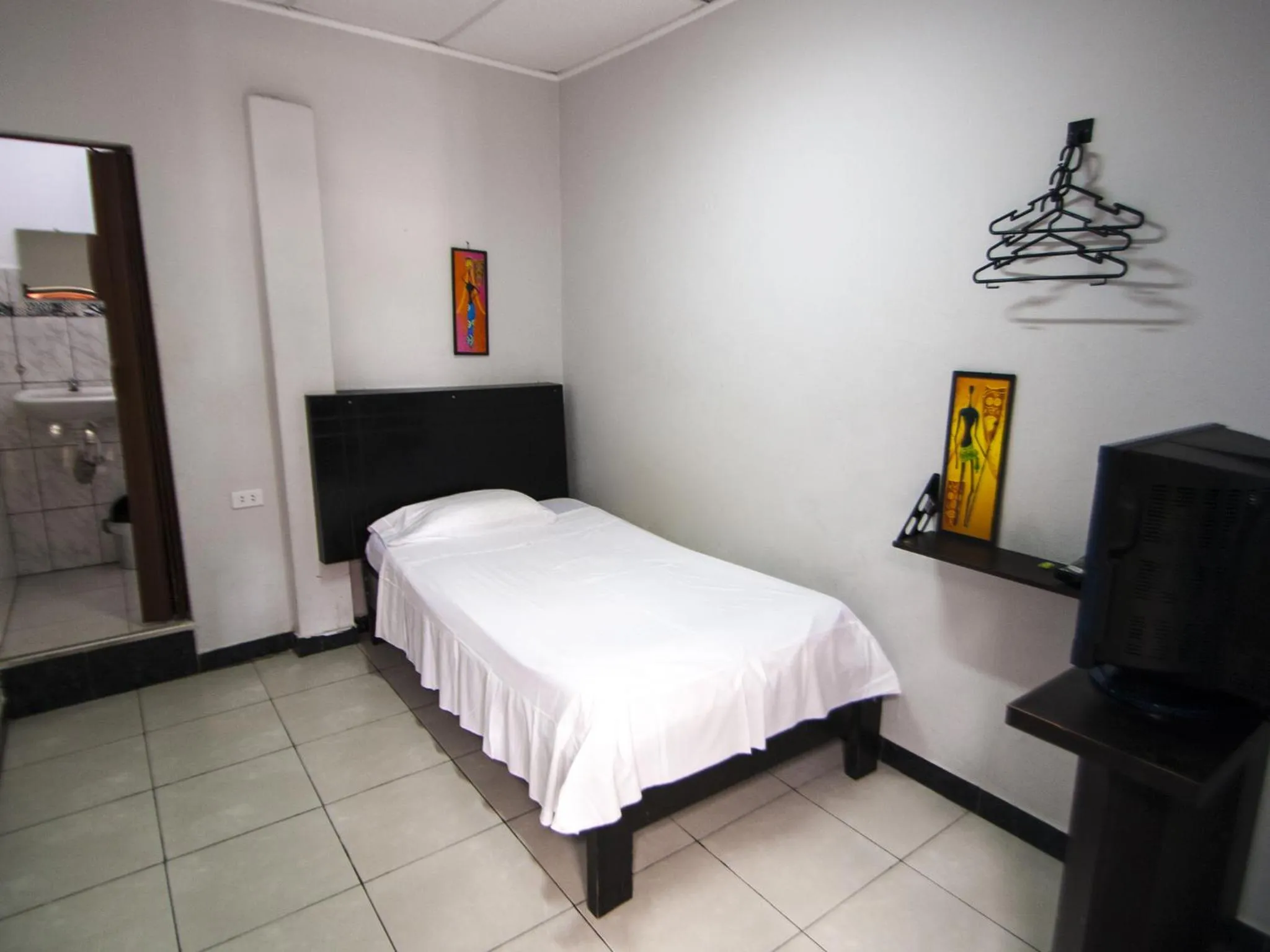 Photo of the whole room, Bed in Jer`s Hostal