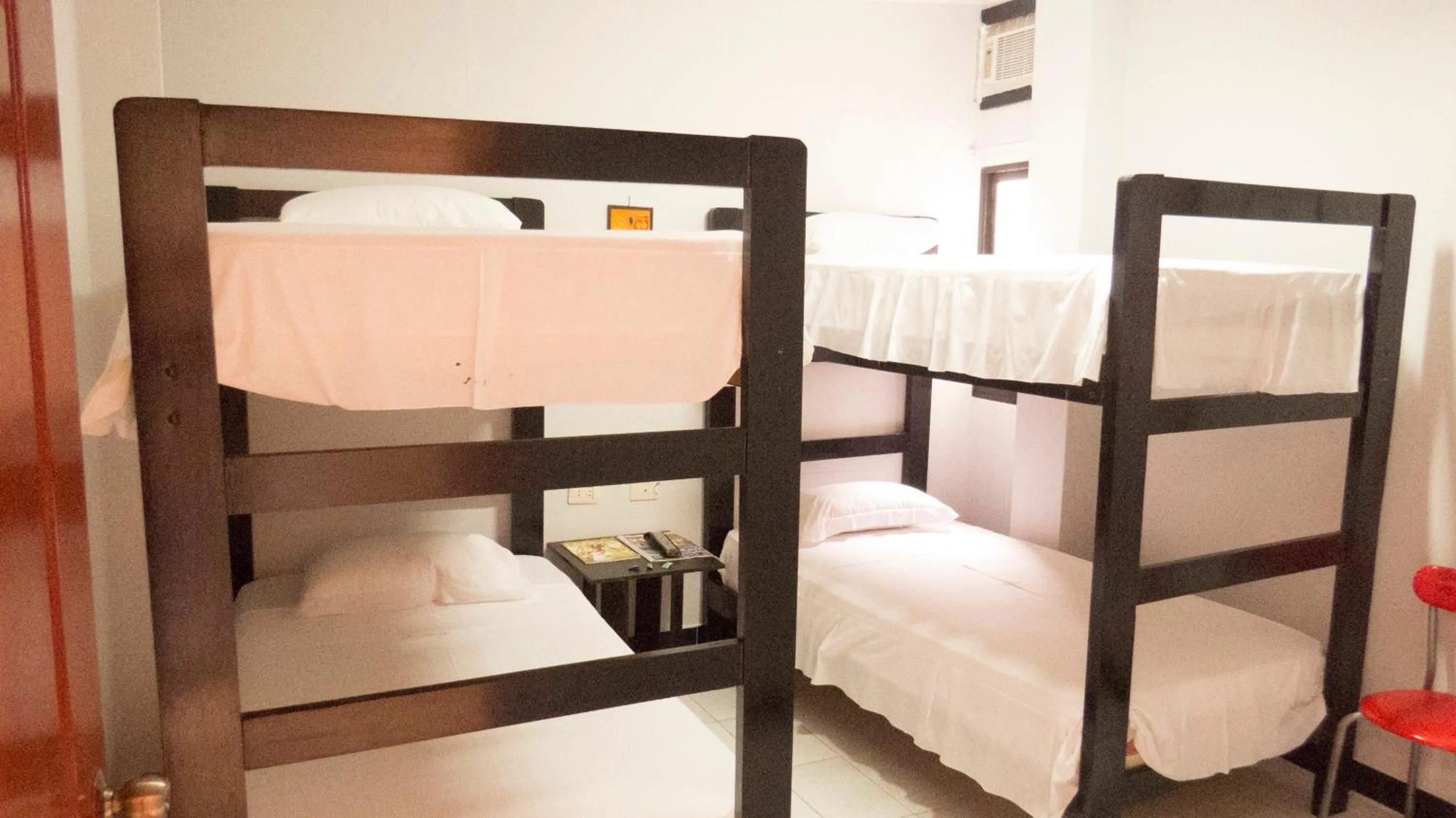 Photo of the whole room, Bed in Jer`s Hostal